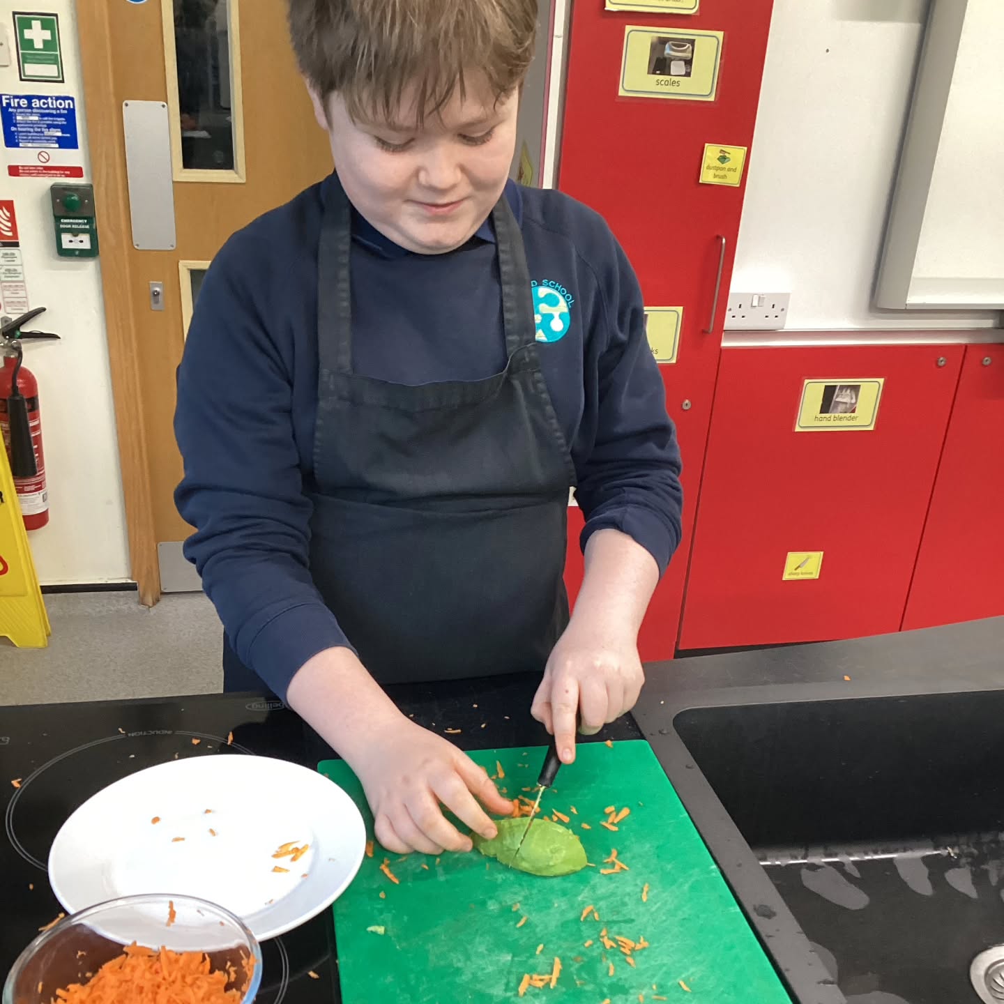 ✨ Class 3 Cooking Fun! 👩🍳🍽️
Class 3 have been busy sharpening their cooking skills during their Wednesday enrichment sessions! 🥕🍎🍕
They’ve created:
🍓 A colourful fruit salad
🥒 Crunchy vegetable sticks
🍕 Tasty pizza bagels
So proud of their growing independence and creativity in the kitchen! 🌟👨🍳