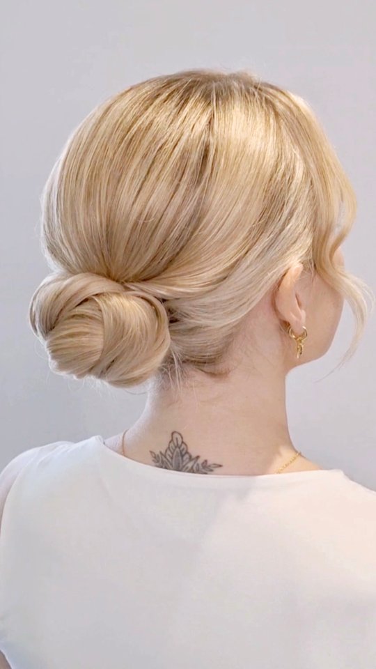 Save this for your Inspo β¨οΈ
A modern touch to arrange classic style.
.
#sussexbridalhair #weddinghair #bridalhairsussex #lowbun #sussexweddinghair
Bridal low bun