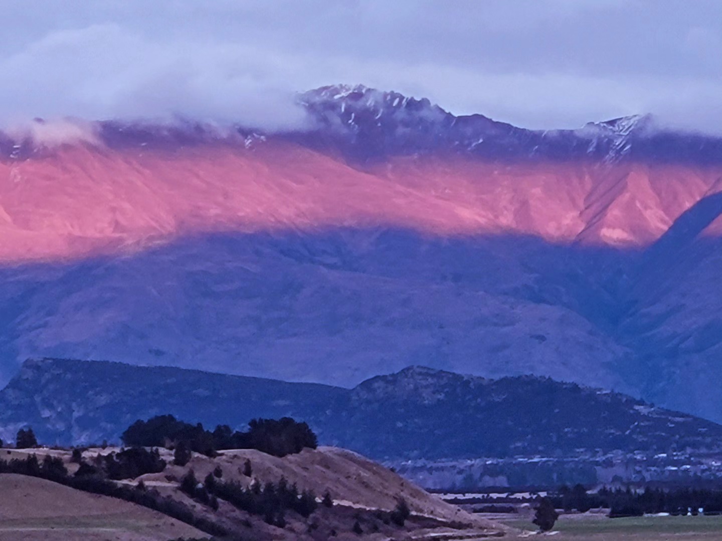 Good morning Wanaka, New Zealand! Roys Peak illuminated with morning alpenglow, with Mt Iron and Hawea in the foreground
.
.
.
@purenewzealand #newzealand #wanaka #lovewanaka @wanaka #mountainspirit #meditation #retreats #yinyoga #experientialeducation