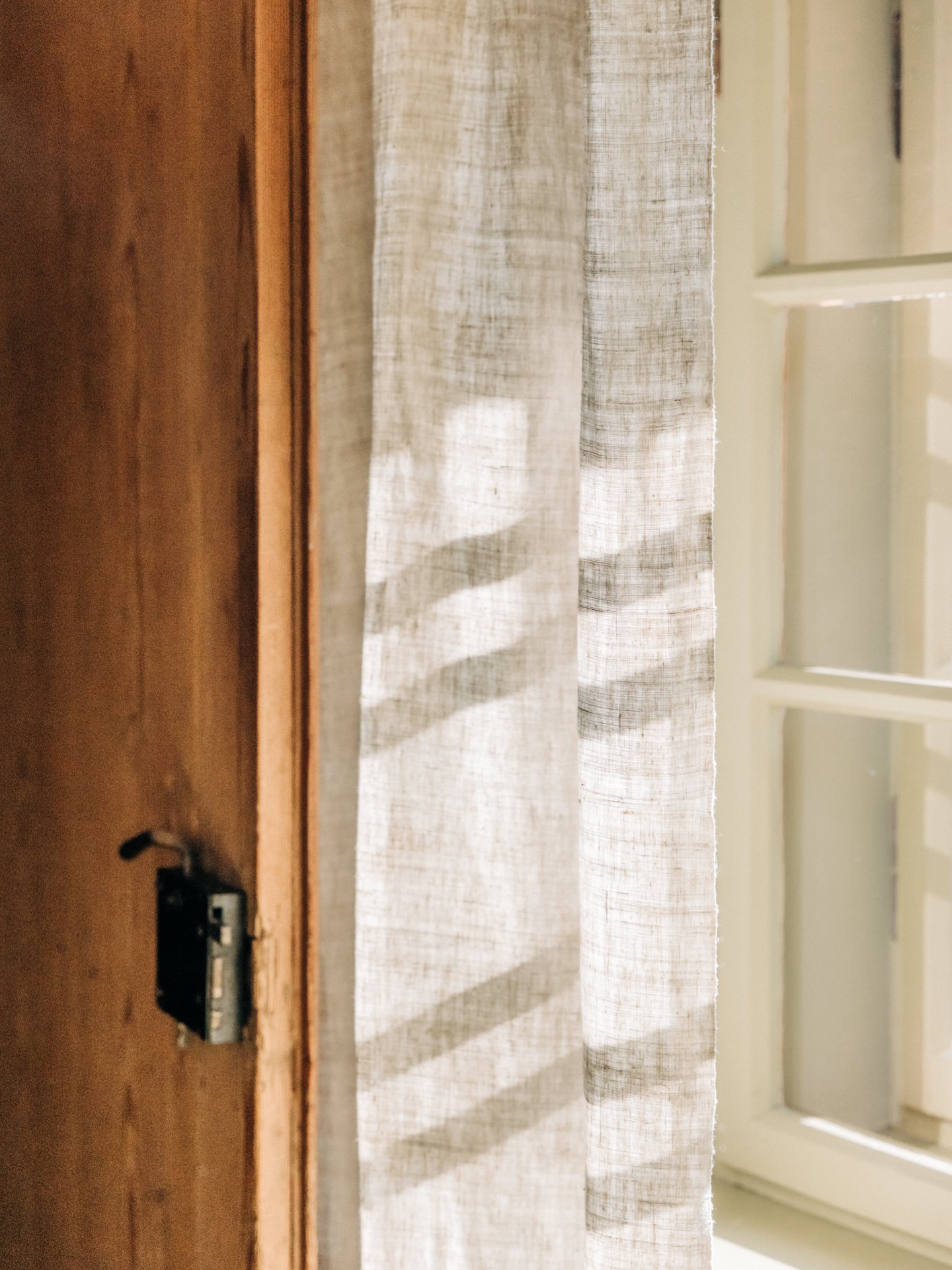 Der Winter ist noch da.
Und er darf bleiben.
Drinnen ist es warm.
Das Licht fällt weich durchs Leinen.
Der Morgen kommt langsam an.
Kein Müssen.
Kein Plan.
Nur Zeit.
Ein Ort für Zeit miteinander.
#sonntagmorgen #winterruhe #bauernchalet