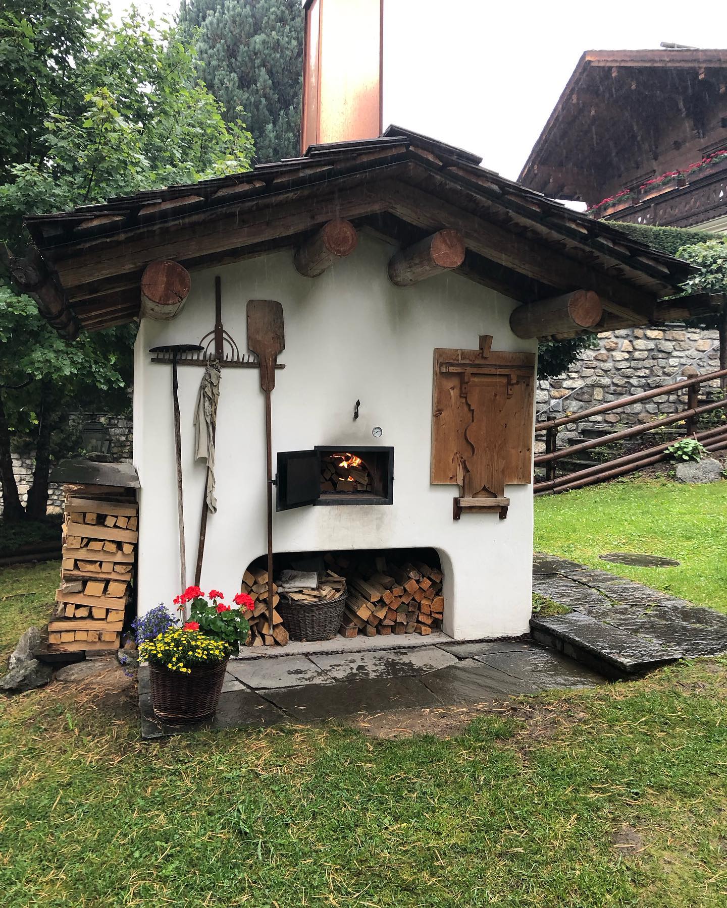 heute Nachmittag gibt es wieder frisches Brot und Zöpfe aus dem Holzbackofen🍞🥖😋#heimatmuseum#nutlihüschi#frischesbrot#regional#klosters#prättiga#graubünden