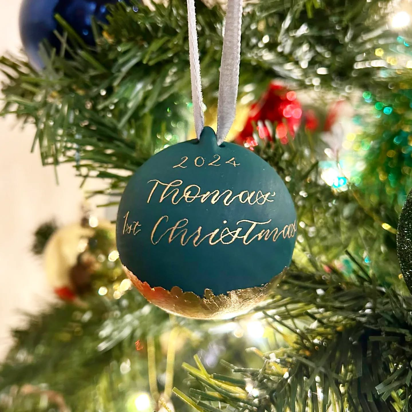 ⢠Baubles in the wild!š
This was a special one as it was for a friend's second baby boy. I'm always privileged to create keepsakes for my friends' big life celebrations š
Always love seeing the gold leaf and ink sparkle from the twinkly tree lights āØš„°
#cotswoldscalligraphy #cotswoldssmallbusiness #cotswoldschristmas #christmasgifts #christmasgift #christmasgiftideas #christmasbaubles #christmasbauble #christmasgiftideas #christmaagiftidea #personalisedchristmasgifts #personalisedchristmasgift #etsylisting #etsyshop #etsyseller