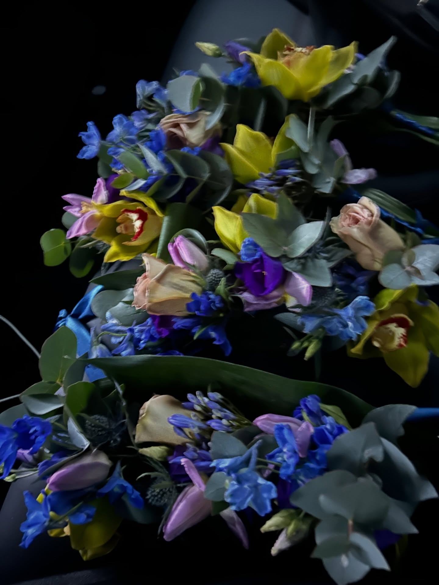 Last week’s leis for @theagencycollectivehi respresenting Hawaii at the @ukwh_awards 💛
The theme was ‘Twilight’ so it was important to incorporate deep blues & purples, with the added vibrancy of green cymbidium orchids & aspidistra leaf to highlight the tropical nature of Hawaii 💙
Creating this wearable piece was such a fun project and challenged me in new ways. Thank you Liz & Kyle @theagencycollectivehi 💙🩵💙
#florist #wearableart #hawaii