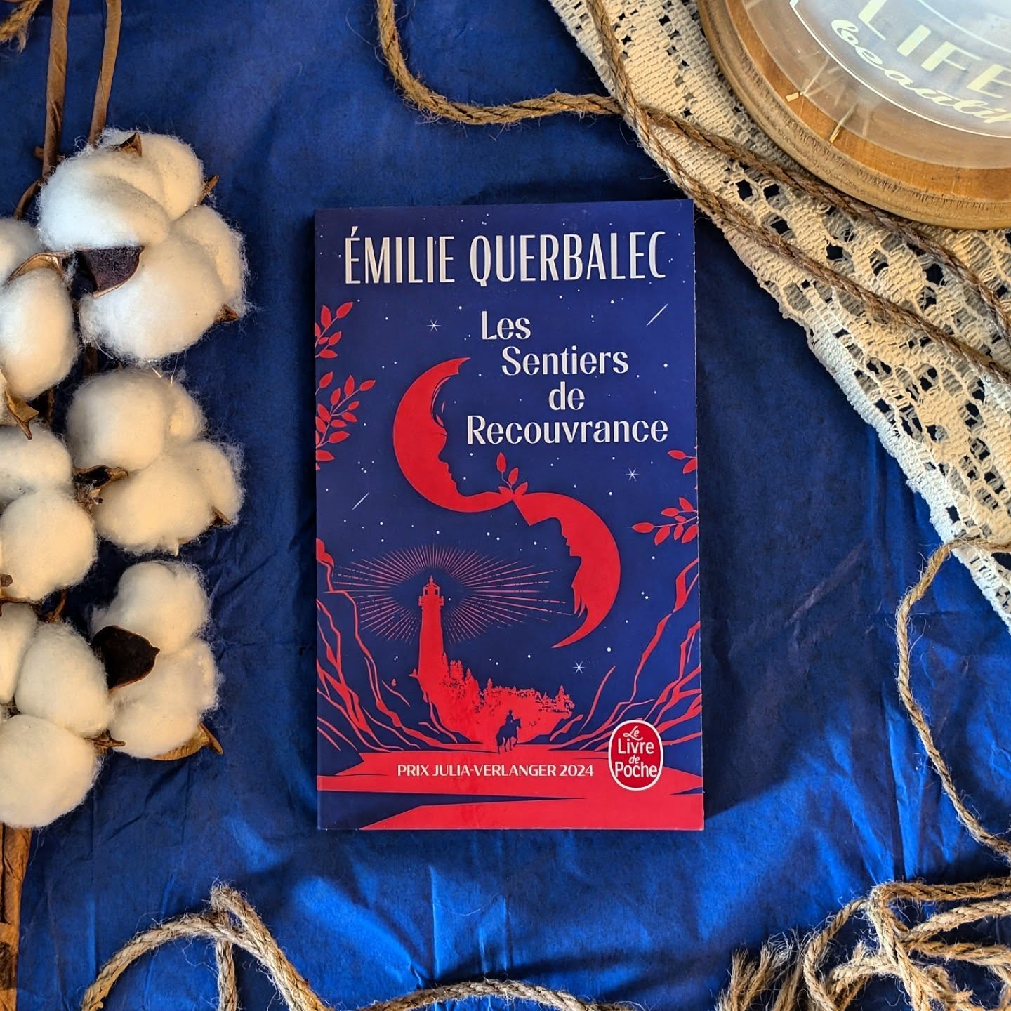 ✨ Les sentiers de Recouvrance - Émilie Querbalec ✨
On est en 2036, dans un futur très proche, beaucoup trop crédible : la Terre souffre, l’eau se fait rare, les incendies ravagent tout, et les humains tentent de survivre comme ils peuvent.
Dans ce roman, on va suivre Nas, une ado qui grandit dans une région isolée d’Espagne ou l'eau est une denrée rare. Elle vit une relation très forte avec son père, aime grimper et observer le monde. Sa vie a quelque chose de presque hors du temps… jusqu’à un événement qui va tout faire basculer.
En parallèle, il y a Ayden, en France, qui vit dans un univers beaucoup plus froid : une banlieue de béton. Il aime le risque et le danger et malheureusement, il va finir par se brûler les ailes.
Deux ados, deux trajectoires, deux solitudes, que rien ne semblait devoir rapprocher.
J’ai adoré la manière dont Émilie Querbalec prend le temps. Elle s’attarde sur le quotidien, les sensations et les silences. Et puis arrive une rupture dans le récit qui change complètement la lecture et donne une autre profondeur à l’histoire.
Les sentiers de Recouvrance, c’est un roman qui parle autant de réparer la planète que de réparer les êtres humains. Une histoire pleine de poésie dans un monde abîmé par les choix des adultes.
Ce roman est disponible au format poche chez @livredepoche !
#LesSentiersDeRecouvrance #ÉmilieQuerbalec #Anticipation #SF #Bookstagram