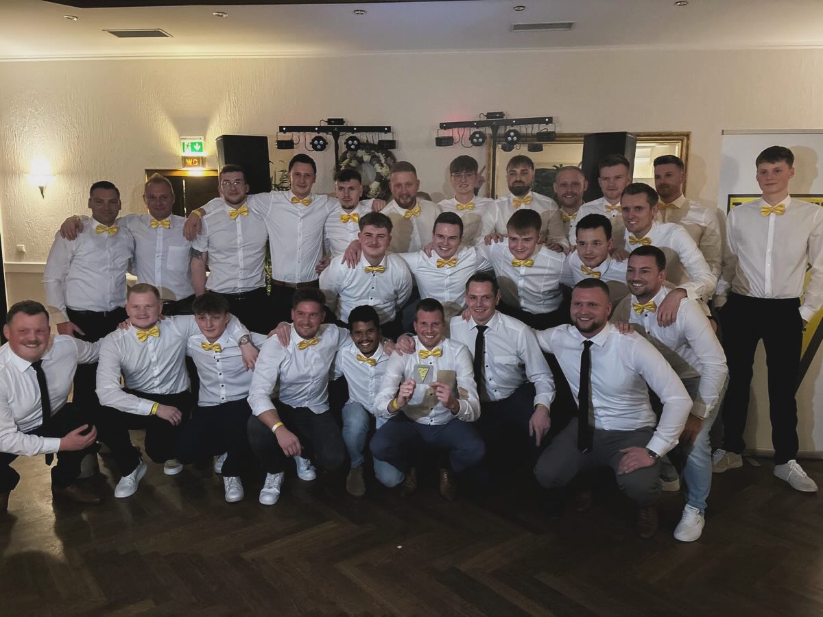 Unsere drei Herrenmannschaften am Sportlerball 2025. Schön, dass ihr so zahlreich erschienen seid! 💛🖤