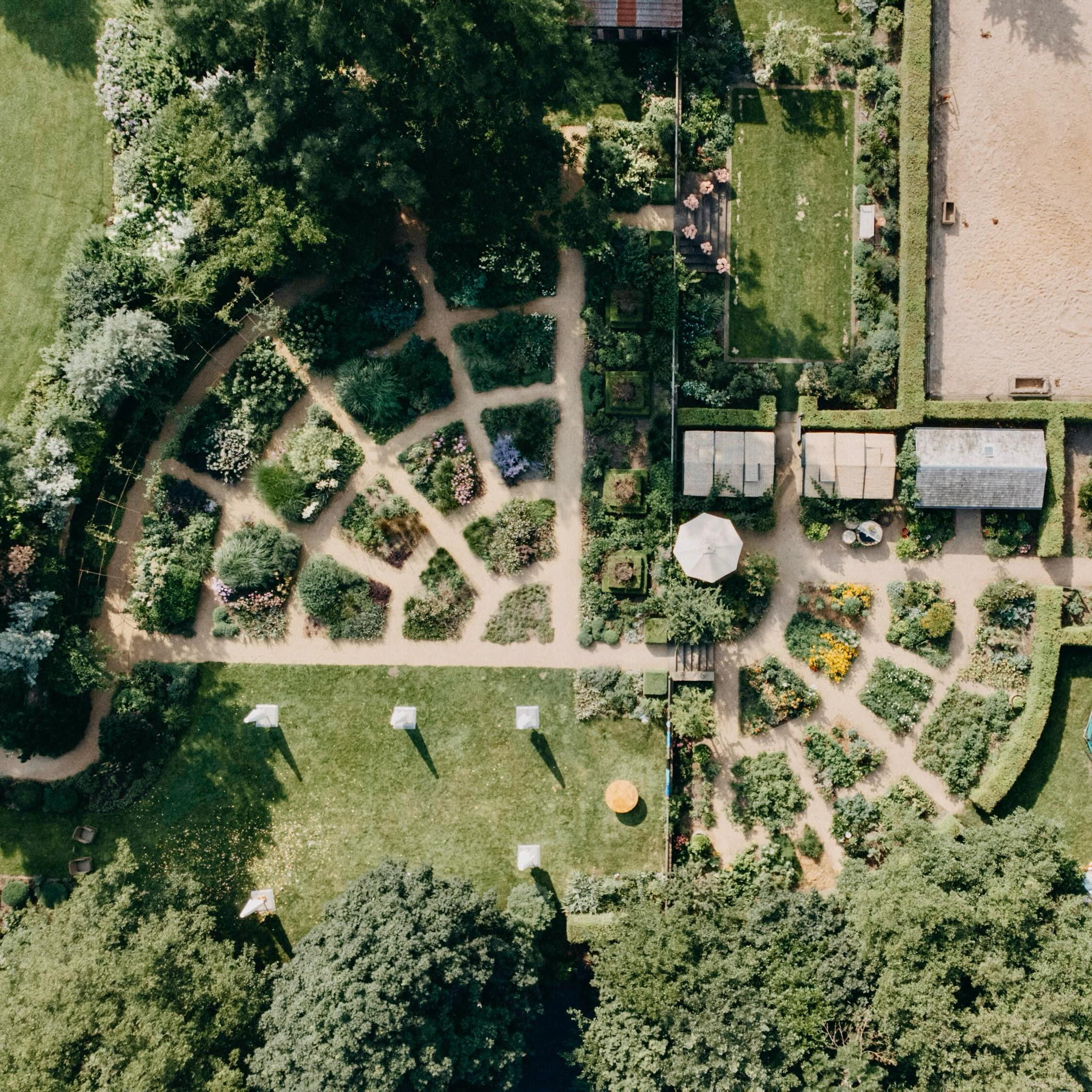 Wir wünschen euch einen schönen Sonntag.
Foto: @davidkohlruss
#eibenhofbadsaarow #eventlocation #feiernamscharmützelsee #hochzeitslocation #garden
