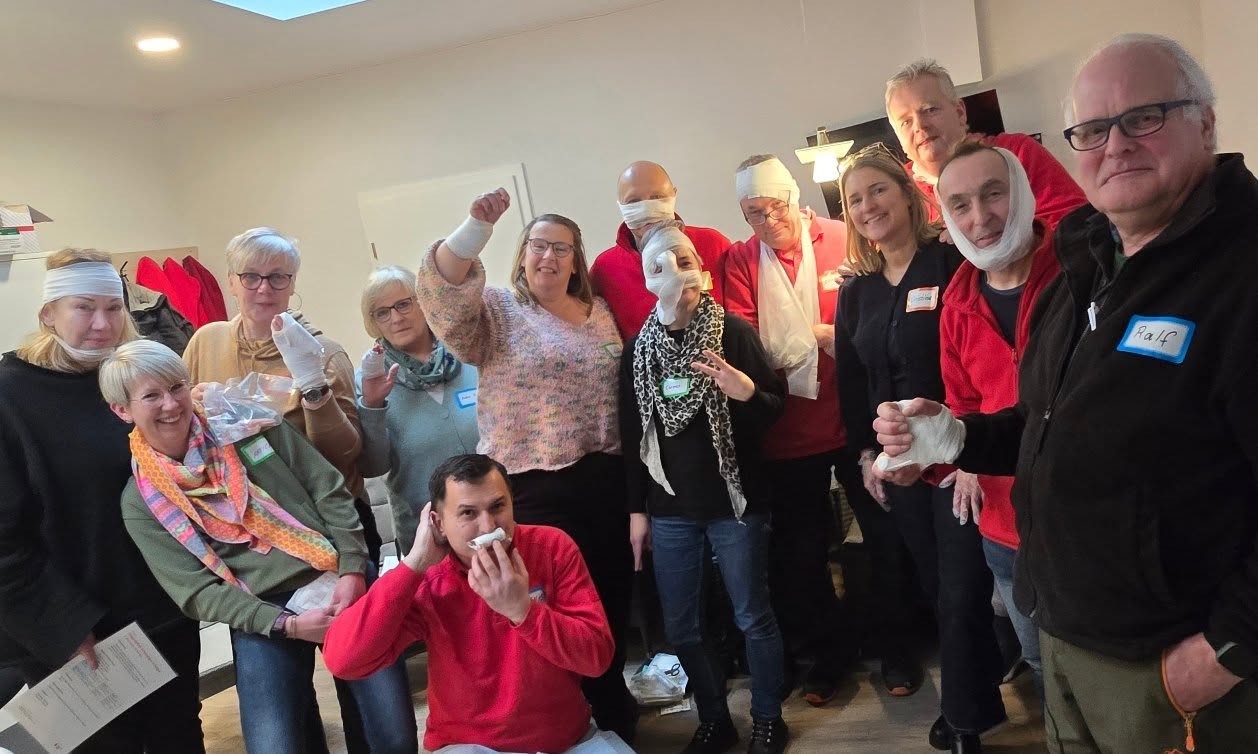 ⛑️ Gemeinsam für mehr Sicherheit! 🚑🦺
Heute stand bei uns in der Firma ein Erste-Hilfe-Kurs auf dem Programm – und was sollen wir sagen? Eine richtig wertvolle Auffrischung für unser ganzes Team! Denn im Notfall zählt jede Sekunde, und gut vorbereitet zu sein gibt einfach ein sicheres Gefühl.
Ein herzliches Dankeschön an das DRK und ganz besonders an Tanja für den praxisnahen, abwechslungsreichen Kurs und die vielen hilfreichen Tipps. 🙌
👉 Wann war euer letzter Erste-Hilfe-Kurs? Vielleicht wird es ja auch bei euch mal wieder Zeit!
#teamwork
#drk #kleinelädenandiemacht #sicherheitgehtvor #regionalshoppen