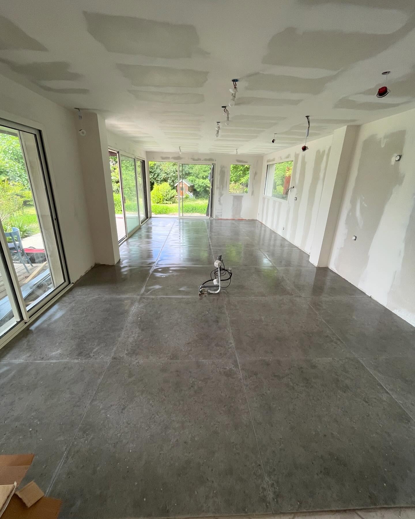 Pose d’un carrelage XXL
120cm x 120cm effet pierre de chez @desvresariana
Modèle carrelage : Anima Grigio