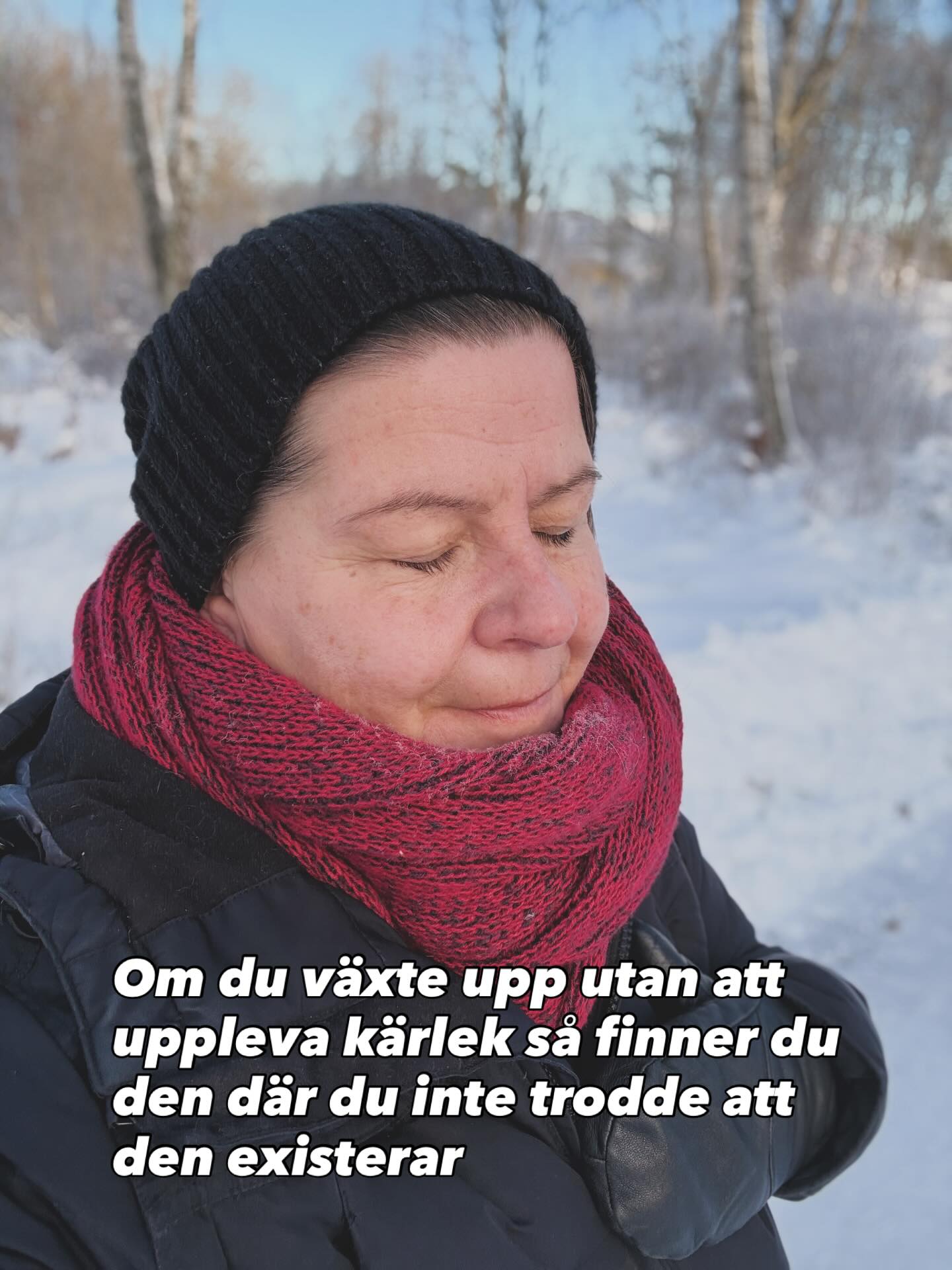 DEN LEVER OCH DEN EXISTERAR💚
Om du har växt upp utan kärlek, känns världen ofta tom på den. Som om allt omkring dig saknar färg, värme, resonans. Men det är inte så att kärlek inte existerar den har bara inte fått en väg in i din kropp, ditt nervsystem, ditt hjärta. ♥️
Något som också handlar om anknytning, om hur vi lär oss att vara nära, trygga och sedda. 🤝
Kärleken behöver upptäckas på nytt. Inte som något du saknade som barn, utan som något som alltid funnits, som väntat på att du skulle öppna dig. Den kan flöda genom dig, långsamt först, som ljus som sipprar in genom sprickor i väggarna, tills den fyller varje rum i din själ. Det är en inbjudan att lära dig känna, att ge dig själv värme, närvaro och bekräftelse, och därigenom låta världen spegla den kärlek du aldrig fick men som alltid varit möjlig.
Det är ett sätt att bära både smärtan och hoppet samtidigt: smärtan av frånvaron, och hoppet i att kärlek kan integreras, helas och växa, först inom dig, och sedan ut i världen. 🌍
Det är du som är den kärleken du söker.
Det är du som är den friden du längtar efter.
Det är du som är den framgången som du jagar utanför dig.
Der ör du som bär ansvaret.❤️
Det går inte att komma förbi denna sanning:
”As within, so without.” Aldrig tvärtom.
All kärlek till dig, dig och dig.❤️🤝
#love#kärlek