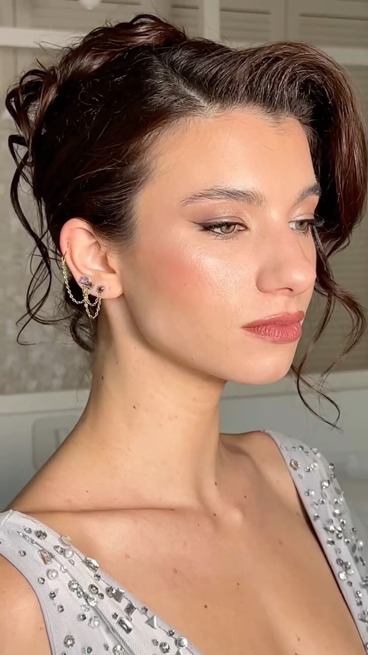 A few added elements and bit of extra eyeliner can take your soft glam into an elevated evening look. Still elegant and chic, just a bit more bold and a bit more foxy.
credits:
planner & stylist: @creteforlove
venue: @markakisestate
photographer: @andreas_markakis
videographer: @eftihismakridis_filmmaker
bridal & party dresses: @katerina_mavromati_bridal_more
flowers: @tropikana_crete
wedding rentals: @feel_ultra_event_rentals
luxury car rentals: @luxury_car_rent_midas
make up artist: @_makeupbyevy
hair stylist: @sofia_hairsalon_
models:
@fivigarouf
.
.
Bridal makeup, glowy skin and soft smokey fox eyes with a messy updo for an effortless and confident wedding or event look.
#bridalmakeupcrete#muagreece#makeupartistcrete#cretemakeup#bridalstyle