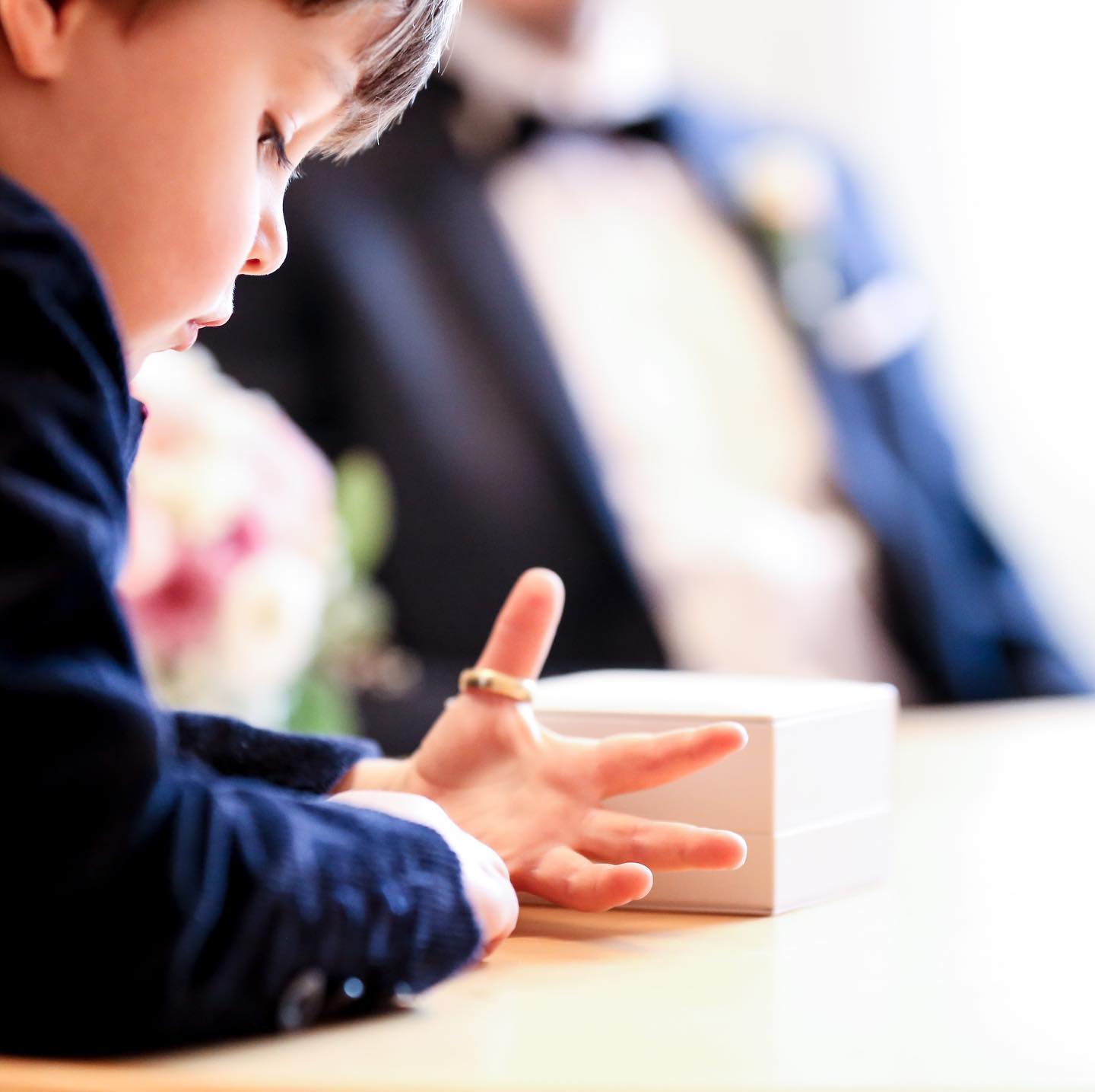 If you like it put a ring on it... If you find the ring 😊. I will continue my series of pictures outside of the standard bride and groom, because I think weddings are full of these small moments that make it even more wonderful. #brideandgroom #instabride #weddingblog #hochzeit #weddingdreams #weddinglocations #hochzeitstag #traumhochzeit #THEVINCENTKEINER #love #hochzeit2020 #weddingjournalism #weddingdocumentary #keinerkenntdichbesser #tvk