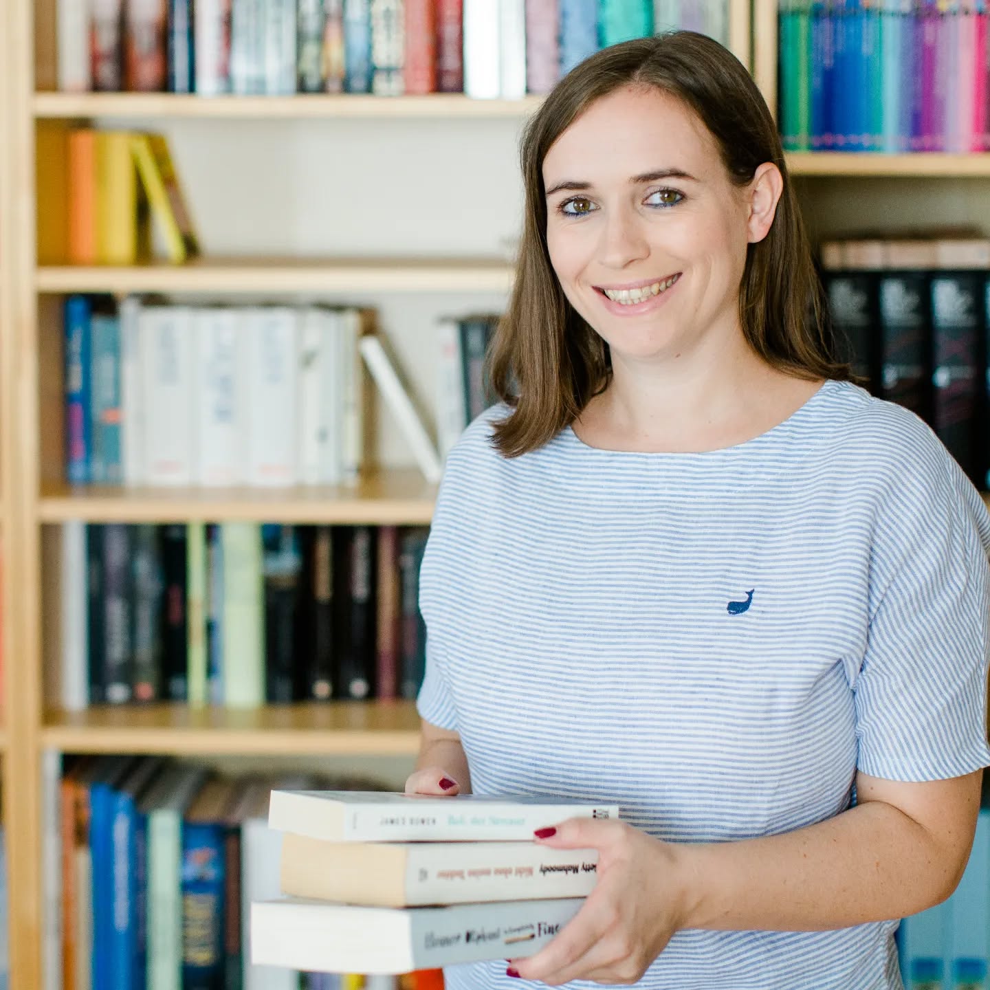 Die kalte Jahreszeit ist die perfekte Zeit zum Lesen! Besonders entspannend ist das, mit einem ausgemisteten Bücherregal. Wann hast du das letzte Mal dein Bücherregal wirklich durchgeschaut? Da gibt es bestimmt einige Bücher, die überhaupt nicht mehr glücklich machen und die nur Platz für deine tatsächlichen Lieblingsbücher blockieren.
Ausgemistete Bücher kann man besonders leicht loslassen, wenn man sie an eine Bibliothek spendet, in einen Bücherkasten stellt oder z.B. auf Willhaben verschenkt. Dann machen sie anderen Leuten Freude und überfüllen nicht dein Bücherregal.
#lesezeit #bücherzeit #herbst #lieblingsbuch #glueckssachen #sparkjoy #konmari #mariekondo #konmariconsultant #magiccleaning #ordnung #ordnungscoach #ordnungsberatung #aufräumen #ausmisten #entrümpeln #organisieren #ordnungshilfe #linz #leonding #oberösterreich