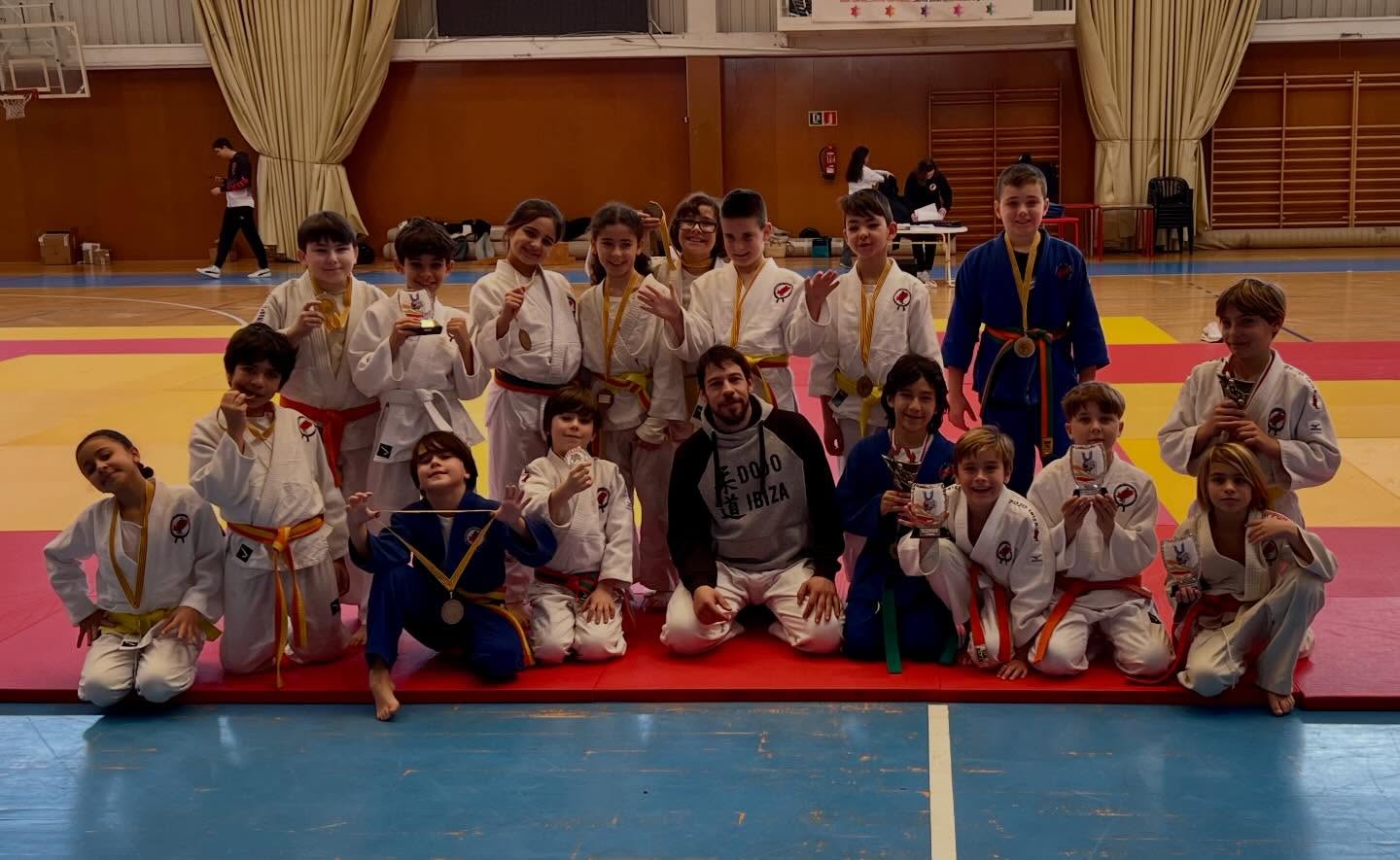 Hoy ha sido el turno de nuestra cantera en el trofeo de sta Eularia para las promesas del judo. Muy buena oportunidad de ponerse a prueba y, sobre todo, aprender y mejorar mientras lo pasan bien!
Gracias a los compañeros de @gokyoryu_judo por hacer posible este evento para nuestros jóvenes judokas y al resto de compañeros de @academiadeciclismo.judoclub y @dojo_kiay (samyd) así como a todos los que han ayudado en la organización para que todo sea un éxito! “Jita Kioey” (ayuda mutua, progreso mutuo)
Nuestros resultados
🥇
Xavi Rueda
Tomas Torres
Eric Álvarez
Santi Prats
Renard Huaman
Marc Serra
🥈
Ivan Sánchez
Luisana López
Ian Salazar
Juan Miguel Roig
🥉
Clara Gárriz
Clara Ribas
Pau Bugani
Antonio Planells
Ibai Aguilar
Dylan Martín
Mel Sanchez
Xavi Creuheras
Elías Torres
Alex Ribas