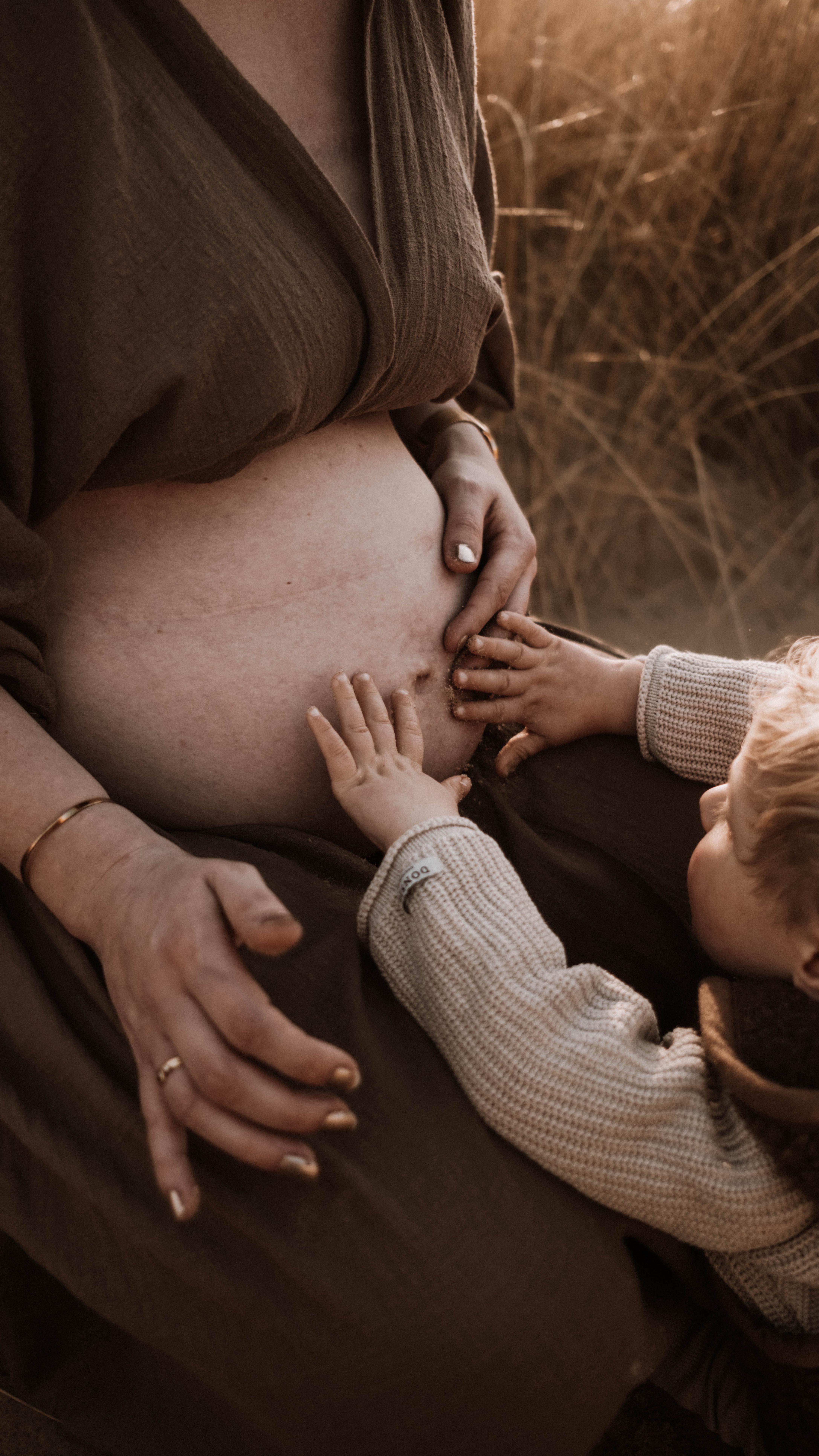 Wat kun je nou precies verwachten bij een zwangerschapsshoot?
1️⃣Een gezellig uitstapje!
Een shoot gaat bij mij vooral om het vastleggen van herinneringen. Daarom vind ik het het aller belangrijkste dat het een leuk, gezellig en vooral ontspannen moment is.
2️⃣What will be, will be.
Vooral wanneer er andere kindjes bij zijn, is een shoot niet te regisseren. Ik verwacht geen perfecte glimlachjes in de camera of schone netje kleertjes aan het einde van de shoot. Wil jullie kind graag blaadjes zoeken en met de handjes in het zand? Ik beweeg met jullie mee en leg vast wat er gebeurt. Juist dan ontstaan vaak de mooie momenten.
3️⃣Geen statische houdingen en ongemakkelijke poses.
Ik zet jullie niet neer in de perfecte “Pinterest houdingen”. Wat ik wel doe is jullie opdrachtjes geven en kleine spelletjes laten doen. Jullie hoeven dit niet zelf te bedenken, maar geven er wel zelf invulling aan. Zo creëren we beelden die bij jullie passen!
4️⃣Jullie hebben regie.
Dit wil zeggen dat ik aanstuur wanneer ik denk een mooi moment te vangen of het licht mooi is op een bepaalde plek, maar jullie bepalen hoe jullie shoot er uit komt te zien. Hebben jullie een plek in gedachten voor jullie shoot of doen jullie graag een bepaalde activiteit, ik volg jullie! De meest waardevolle beelden ontstaan wanneer de shoot pas bij hoe jullie zijn!
Heb je meer vragen over een zwangerschapsshoot? Stuur me gerust een berichtje!