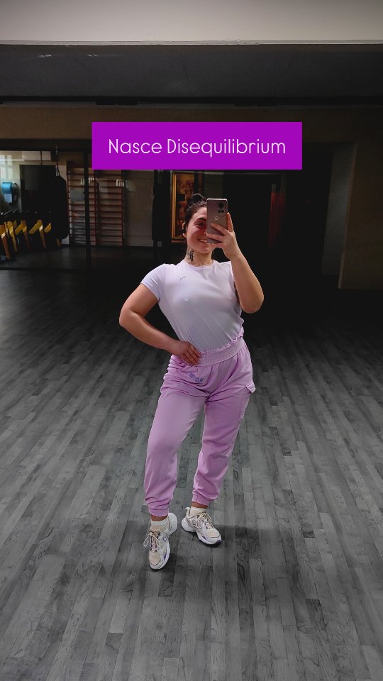 🪷𝑫𝒊𝒔𝒆𝒒𝒖𝒊𝒍𝒊𝒃𝒓𝒊𝒖𝒎 𝒏𝒂𝒔𝒄𝒆 𝒑𝒆𝒓𝒄𝒉𝒆'...
io vivo ogni giorno in un corpo che fa male.
Endometriosi. Fibromialgia. Sindrome di Alcock. Una lesione spinale.
Dolore Cronico che non si spegne con la forza di volontà.
🫂Nasce perché so cosa significa svegliarsi stanchi,
allenarsi con rispetto invece che con violenza,
mangiare cercando equilibrio e non controllo,
e dover spiegare al mondo che no,
“non è solo stress”.
❤️🩹So cosa significa sorridere comunque,
esattamente come in queste tre foto,
e sentirsi dire che allora non si sta
"abbastanza male"...come se il dolore avesse un solo volto.
So quindi cosa significa, piuttosto,
voler sorridere
nonostante quel dolore, perché sei una persona che ha imparato a credere nel valore della vita e nonostante il male, vuole abitarla con dignità e pienezza.
✨Ho promesso di aiutare ogni persona con i miei stessi problemi perché
quando il dolore è invisibile ti senti sola anche in mezzo agli altri.
Perché ti insegnano a resistere, ma non a prenderti cura di te.
E perché il corpo non va domato: va ascoltato.
💖Oggi il mio aiuto è pedagogico e allenante.
Ti accompagno a ricostruire il rapporto con il corpo,
con il movimento,
con l'identità,
con il cibo,
con i limiti — senza colpa.
🌹E non vedo l’ora di poter dare anche il mio supporto psicologico oltre che educativo.
Perché guarire non significa tornare “come prima”,
ma imparare a vivere insieme al proprio disequilibrio con consapevolezza e azione per non lasciarsi esistere, sapendo di poter agire con azioni concrete su ciò che abbiamo.
✨ Manca poco.
E questa volta il tuo dolore non verrà minimizzato ✨
AkaliDisequilibrium NutriamociDiVita Disequilibrium DoloreCronico Neuropatia NevralgiaDelPudendo SindromeDiAlcock Endometriosi Vulvodinia PCOS Fibromialgia PavimentoPelvico AllenamentoGentile NutrizioneEquilibrata Supporto Pedagogia Consapevolezza SaluteMentale Benessere CrescitaPersonale