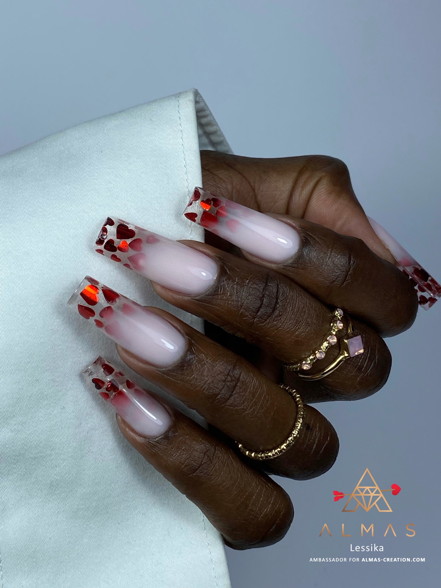 Connaissez-vous notre builder auto-égalisant Soft Clear? Anti-jaunissement et d’une transparence éclatante, il a surtout l’avantage de chauffer très modérément! Qu’aimez-vous réaliser avec? ☺️
Tressy l’a utilisé sur sa nouvelle pose afin d’incruster de belles paillettes en forme de cœur. Elle a également eu recours au builder Soft Cover 6 et à la finition Crystal Shine pour un rendu particulièrement éclatant! 🤩
#valentinenails #heartnails #coffinnailshape #coffinnails #pinknails💅