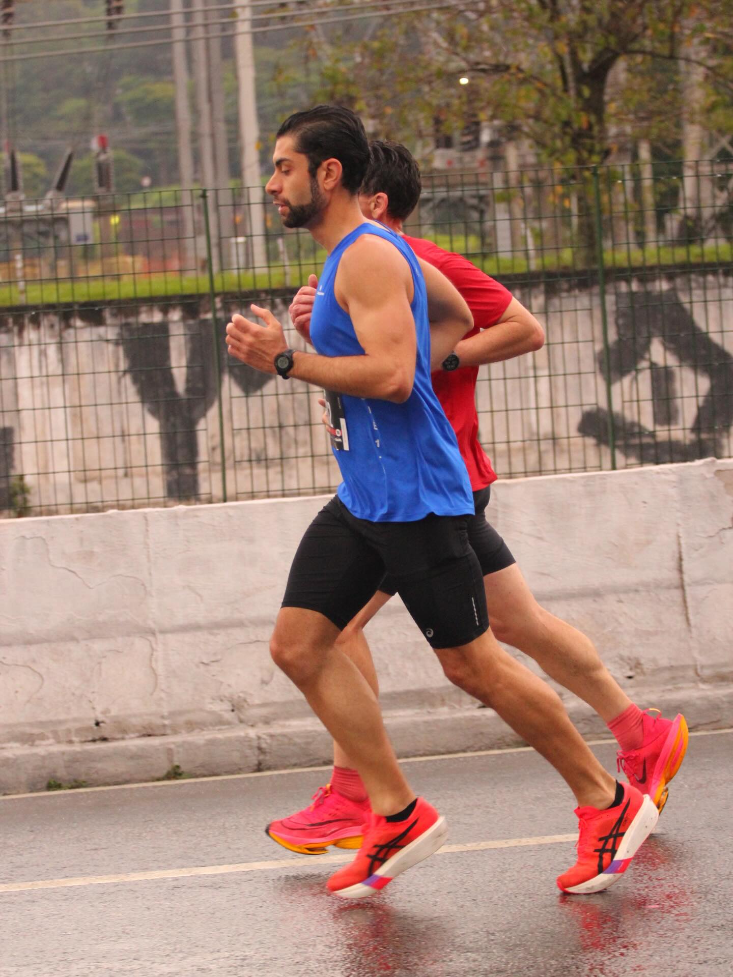 Nutrição esportiva aplicada aos esportes de endurance é muito além dos carboidratos!
Nos últimos 10 dias, estivemos vivendo maisss uma vez uma discussão envolvendo carboidratos nos esportes de endurance. Alguns pontos interessantes levantados, outros exageradamente enviesados, mas não estou aqui para discutir sobre, até porque já discuti a respeito no Minuto com o Nutri Podcast e também, porque ao meu ver: sim, os carboidratos são a base da nossa prescrição.
Porém, a nutrição e suplementação esportiva no endurance vai muito além dos carboidratos, vai Beyond the Carbs 💊
A cada dia que passa, temos a nossa disposição mais recursos ergogenicos “diretos” e “indiretos”. Suplementos já conhecidos com novas aplicabilidades, outros suplementos novos surgindo na comunidade científica e provavelmente em breve, na nossa prática clínica.
Desse modo, nossa prescrição “começa” sim no aporte energético e nos carboidratos, mas não podemos mais enxergar a nutrição e suplementação no endurance apenas como “high-carb X low-carb”. Nossa área é MUITO maior que isso.
Fique ligado (a) aqui no Instagram e no Grupo VIP do Minuto com o Nutri Podcast, que está semana vem novidade. E já adianto, será uma novidade Beyond the Carbs 💊