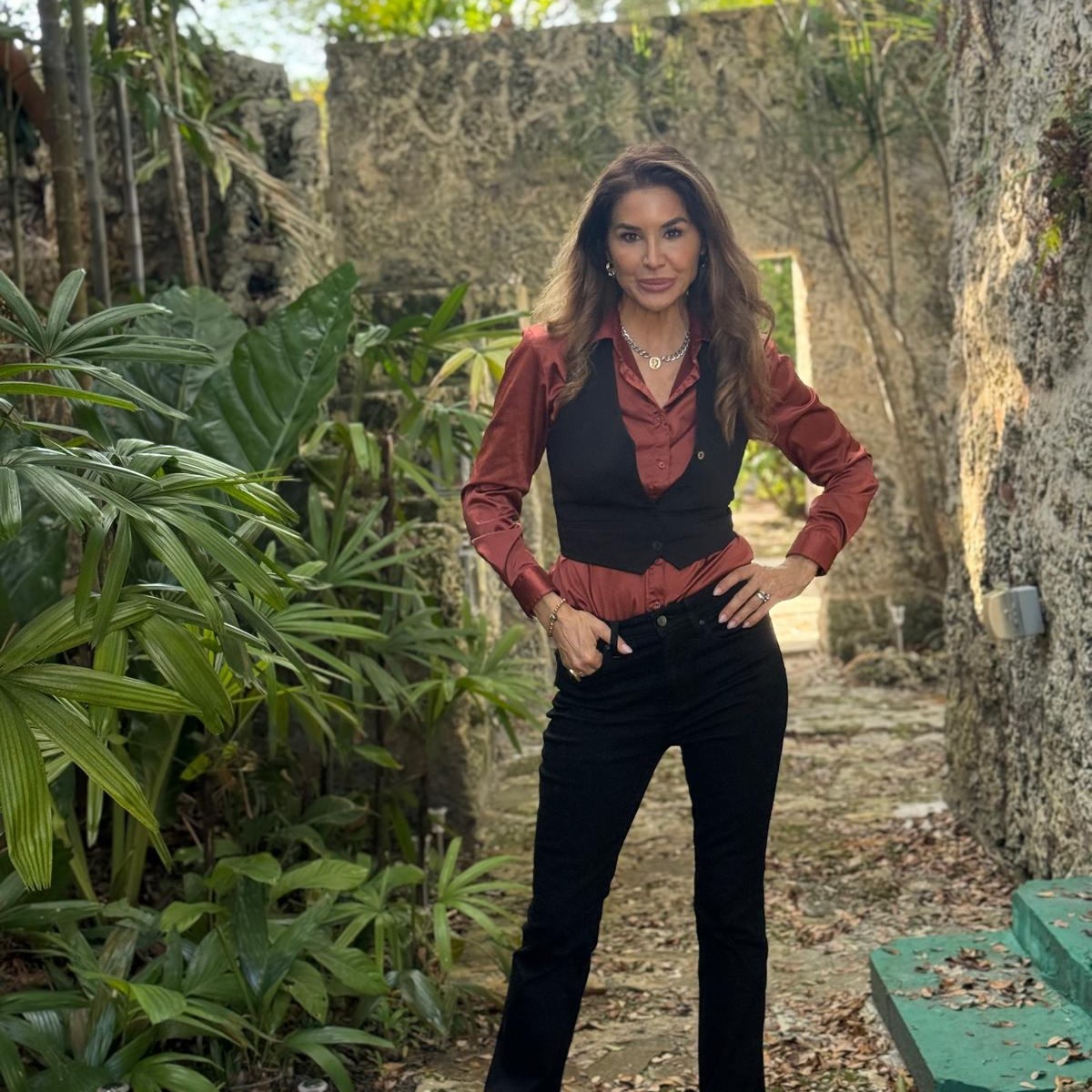 Actress, entrepreneur, director, and visual storyteller @deniceduff at Coral Rock Village - a space where imagination, culture, and creativity naturally unfold.
When art, nature, and intention come together, it shows—not just in the work, but in how you carry yourself.
Denice’s glow reflects a philosophy rooted in mindful living and clean beauty through her skincare line, In Your Face Skincare—created to honor skin, confidence, and authenticity at every stage.
. Art is everywhere - just look.
. Presence in the moment.
. Care that starts with your skin.
Explore the skincare philosophy behind the glow.
🔗 inyourfaceskincare.com
📍 Coral Rock Village · Coral Gables, Miami
.
.
.
#DeniceDuff
#CoralRockVillage
#BestOfMiami
#BestOfCoralGables
#MiamiArtScene
#CreativeSpaces
#VisualStorytelling
#CleanBeauty
#WomenEntrepreneurs
#MiamiLifestyle