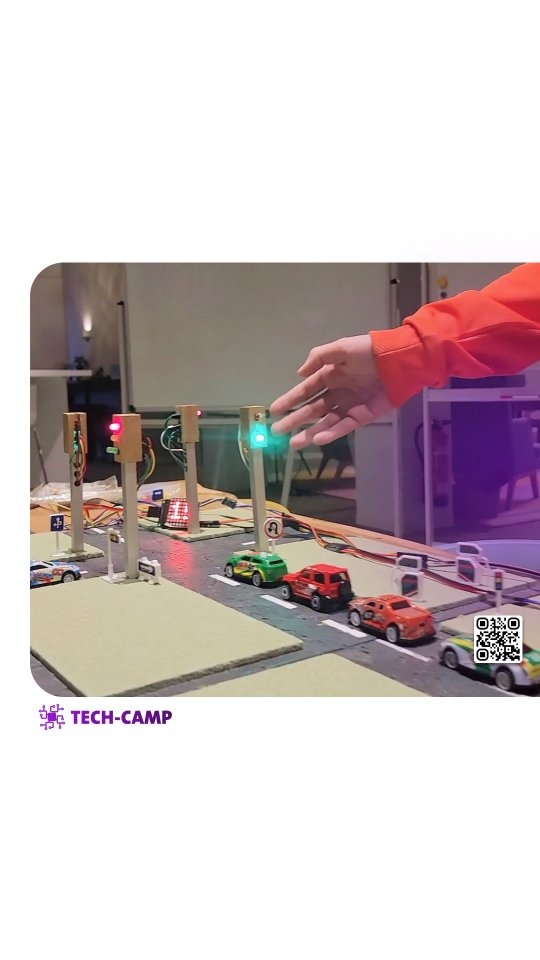 Intelligente Ampelschaltung 🚦
Mark präsentiert sein MINT-Projekt. Die intelligente Ampelschaltung erkennt Stau auf der Hauptstraße und verlängert dort automatisch die Grünphase auf 15 Sekunden. Fließt der Verkehr normal, schaltet das System im Standardmodus mit 8 Sekunden Grün.
So passt sich die Ampel selbst an die Situation an. Weniger Warten, mehr Durchfluss.
#Ampelschaltung #Intelligenz #TechCampAcademy #Jugendforscht #MINTSchule