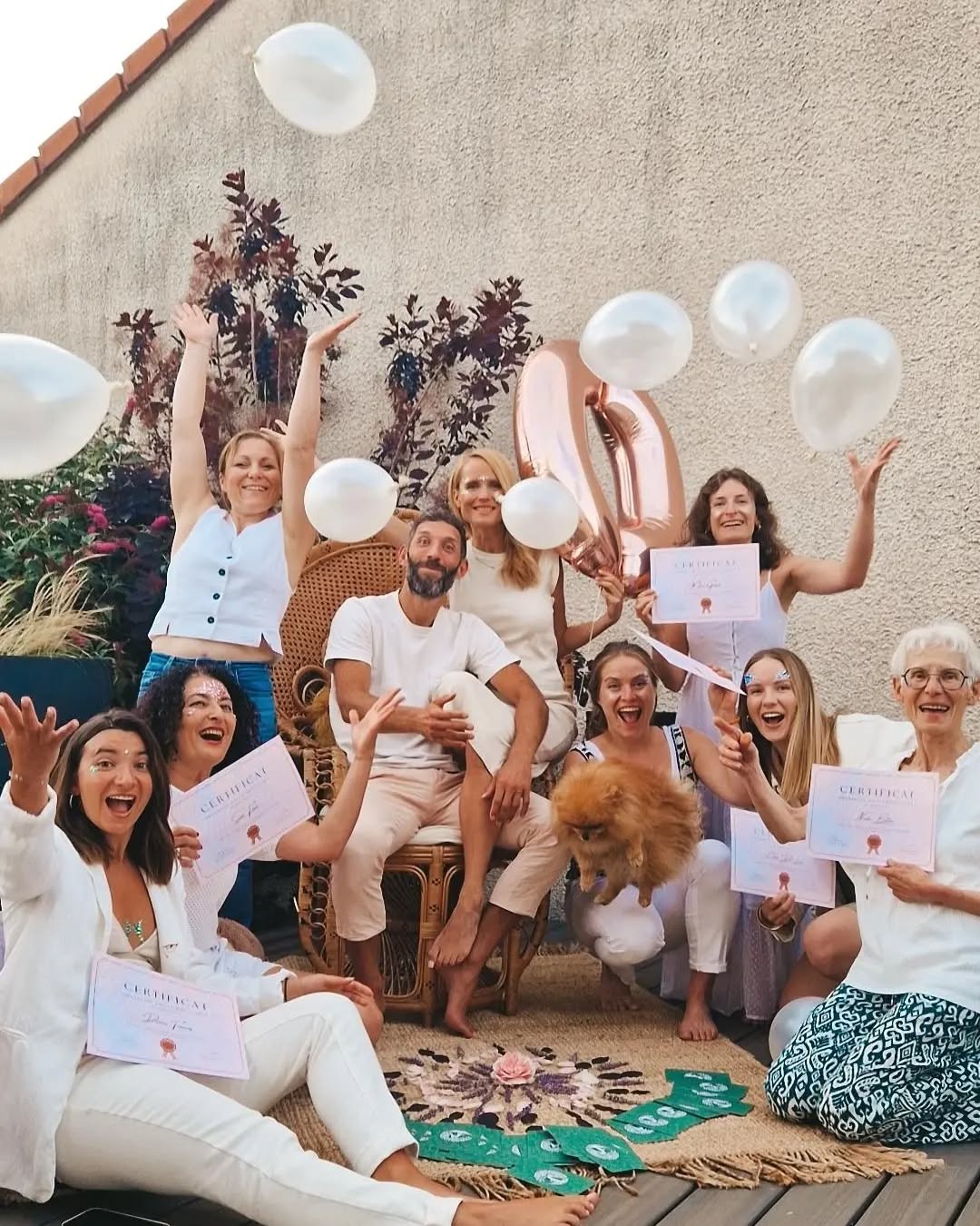 ᛘ Première promo' Oz'Skolá ᛘ
__
Elles ont bravé les méandres de leur interiorité pour laisser rayonner leur lumière de vie.
Nous sommes témoins et fiers de leur transformation, leur courage et leur authenticité.
Le cycle de la connaissance de soi et de l'autre a révélé leur beauté.
Toute notre gratitude à ces belles âmes pour ce chemin parcouru...
Vous nous rejoignez pour la prochaine promo ?
Marine & Jeremy, manager et directeur de formation.
__
#ozskolette #promo2023 #therapeuteholistique #formationnancy #ecoledelaconscience