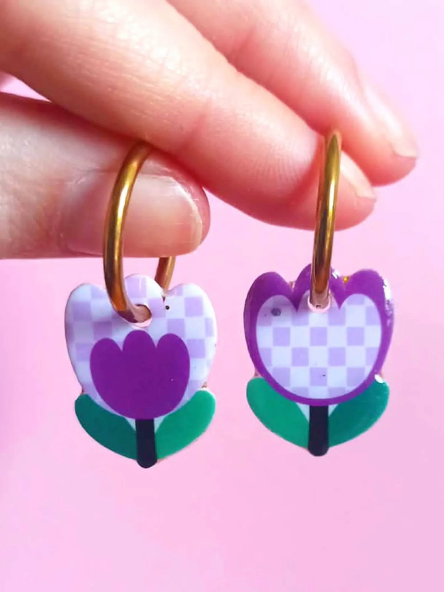 J'ai mis des nouvelles boucles sur le site dont ces 3 là.
N'oubliez pas de prendre un peu d'avance si vous voulez un bijoux pour la st valentin 😉
Comme toujours, je les fabrique à la demande avec le plus grand soin ☺
Des versions des créoles interchangeables super tendance, mais à ma façon 😇
°°°
#creoles #bouclesdoreilles #earrings #bijoux #faitmain