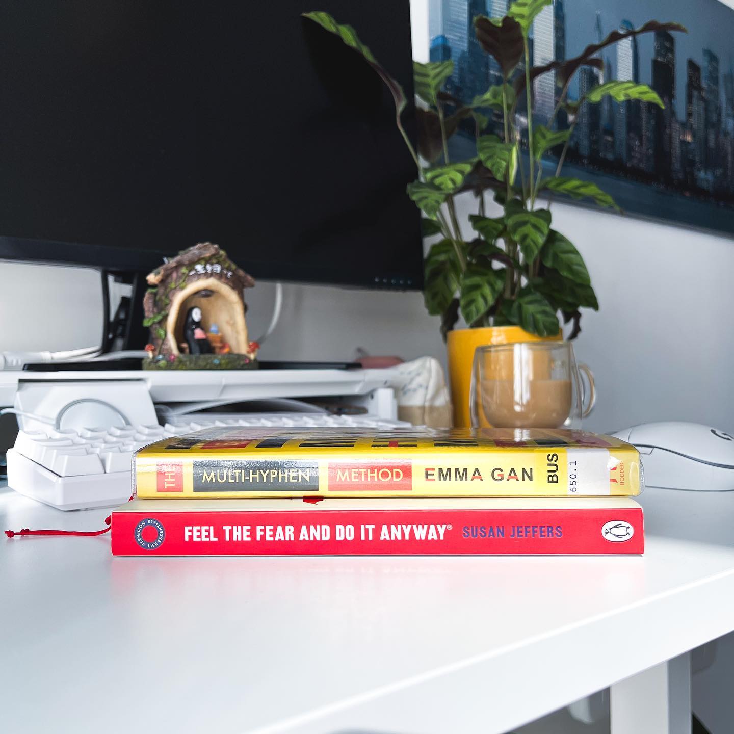 Do you read in the mornings or during your commute to work? 🌤️
I love this little snippet of snatched time. As a freelancer who works from home, my daily “commute” is usually a 5 second treck from one room to another but it can takes hours more before I feel fully “at work”. Once a week, I do make a trip into London to work in an office and I’ve picked up the habit of reading business books to fill the time spent on the train and tube. It stimulates my waking brain, encourages me to reflect on my current progress, and gets me energised for the work day ahead. I am now trying to carry this habit over to my work-from-home days, hoping this ritual will help me to mentally “get to work”.
I have tried reading fiction before but I have been so engrossed with the story that I’ve been tempted to miss my stop 😂
What do you like to read to fill your morning / travel time and why? Let me know below! ❤️
🔖 #morningmotivation #morningreading #morningreadingtime #businessbooks #personaldevelopmentbooks #commutelife #freelancelifestyle #readingtime #workfromhome #workfromhomelife #booksforcommuting #booksforcommutes #booksforcommuters