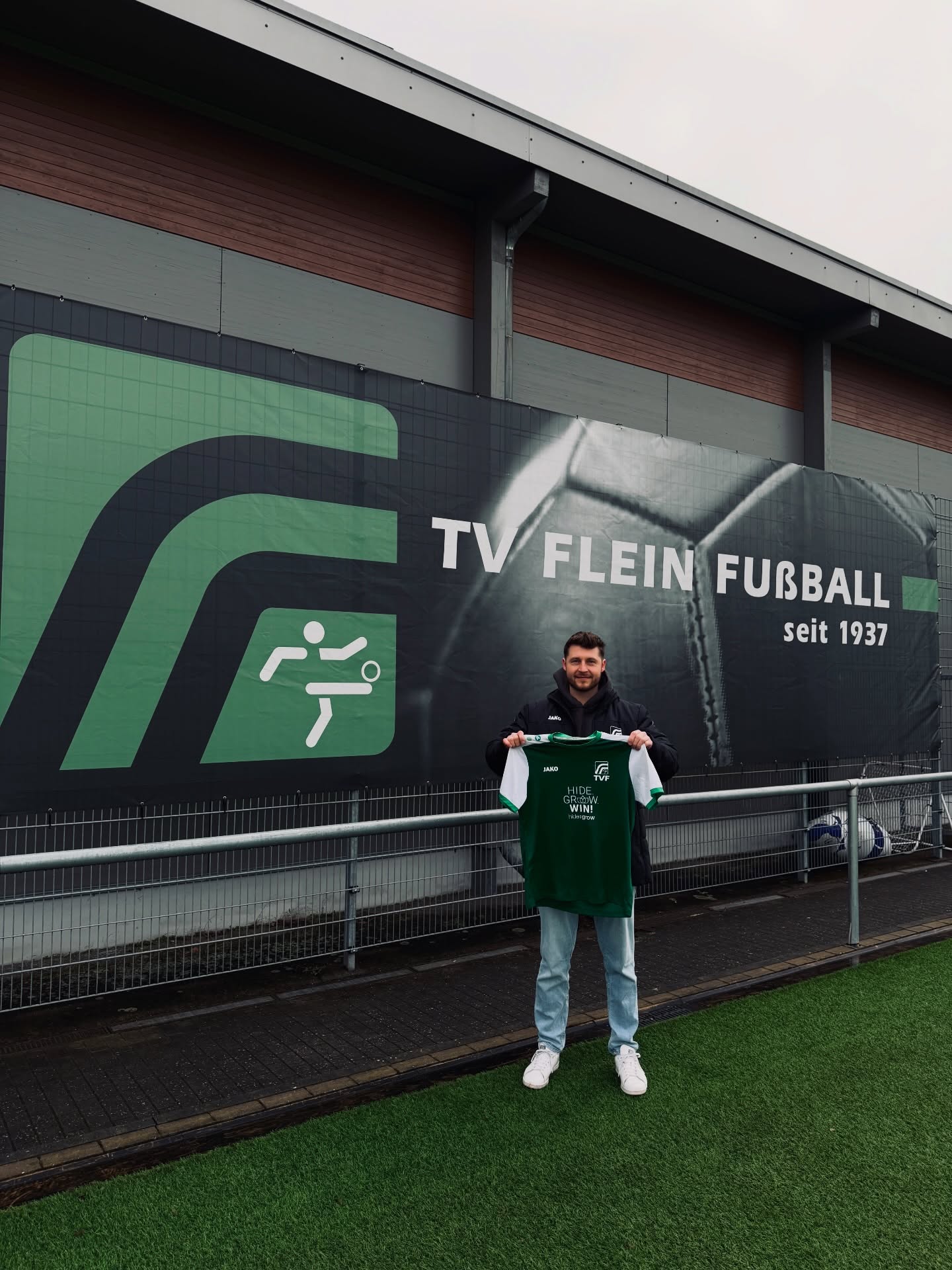 Neuzugang Nr. 2!⚪🟢
Herzlich willkommen Marius Neuhaus! 💚🤍
Nach einer kurzen Fußballpause kommt Marius vom FC Kirchhausen zu uns und ist direkt spielberechtigt. Im Mittelfeld fühlt er sich am wohlsten – egal ob als Achter oder Zehner.
Wir wünschen dir viel Erfolg, Glück und jede Menge Spaß in den neuen Farben Grün-Weiß! 💪⚽
#Neuzugang #Wintertransfer #GrünWeiß #Mittelfeld #willkommen