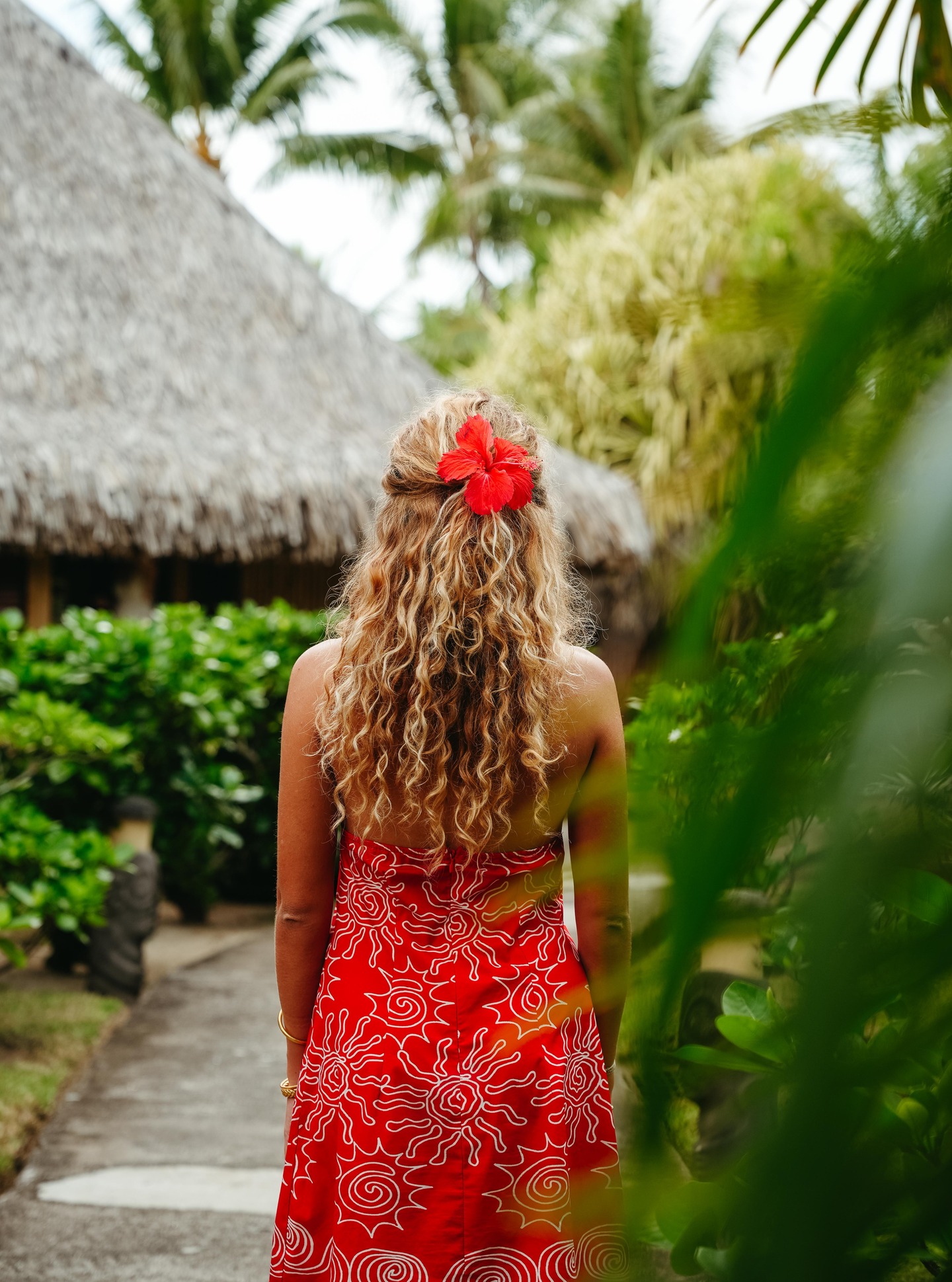 Paseos tranquilos, el cabello salado por el mar y una flor en el pelo.
Así se viven las vacaciones en la Polinesia Francesa: simples, libres y llenas de luz.
.
Slow walks, salty hair, and a flower in your hair.
This is what holidays in French Polynesia feel like: simple, free, and sun-kissed.
📷 @emmatournier_ I @ic_boraboralemoana
#MoemoeaTravel #PolinesiaFrancesa #FrenchPolynesia #IslandLife #SlowTravel #LoveTahiti