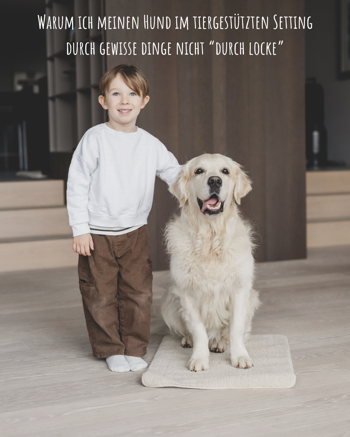 Locken in tiergestützten Interventionen?
Professionelle tiergestützte Interventionen basieren auf Freiwilligkeit, Selbstwirksamkeit und einer vertrauensvollen Zusammenarbeit. Der Hund ist aktiver Partner, kein Mittel zum Zweck. Wird ein Hund gelockt, folgt er oft dem seinem Instinkt. Er folgt dem Futter – nicht seiner inneren Bereitschaft. Seine Signale, sein Zögern oder sein Wunsch nach Abstand werden dabei übergangen. Es kann zu Stress und Überforderung führen- auch, wenn er „eh mitmacht“.
Echtes Wohlbefinden zeigt sich nicht im Kommen, sondern in der frei gewählten Nähe. Der Hund darf Nein sagen, denn genau das macht tiergestützte Arbeit ehrlich und authentisch.
#tiergestütztetherapie #fairplay #therapiehund #therapiehundeausbildung #stjohannintirol