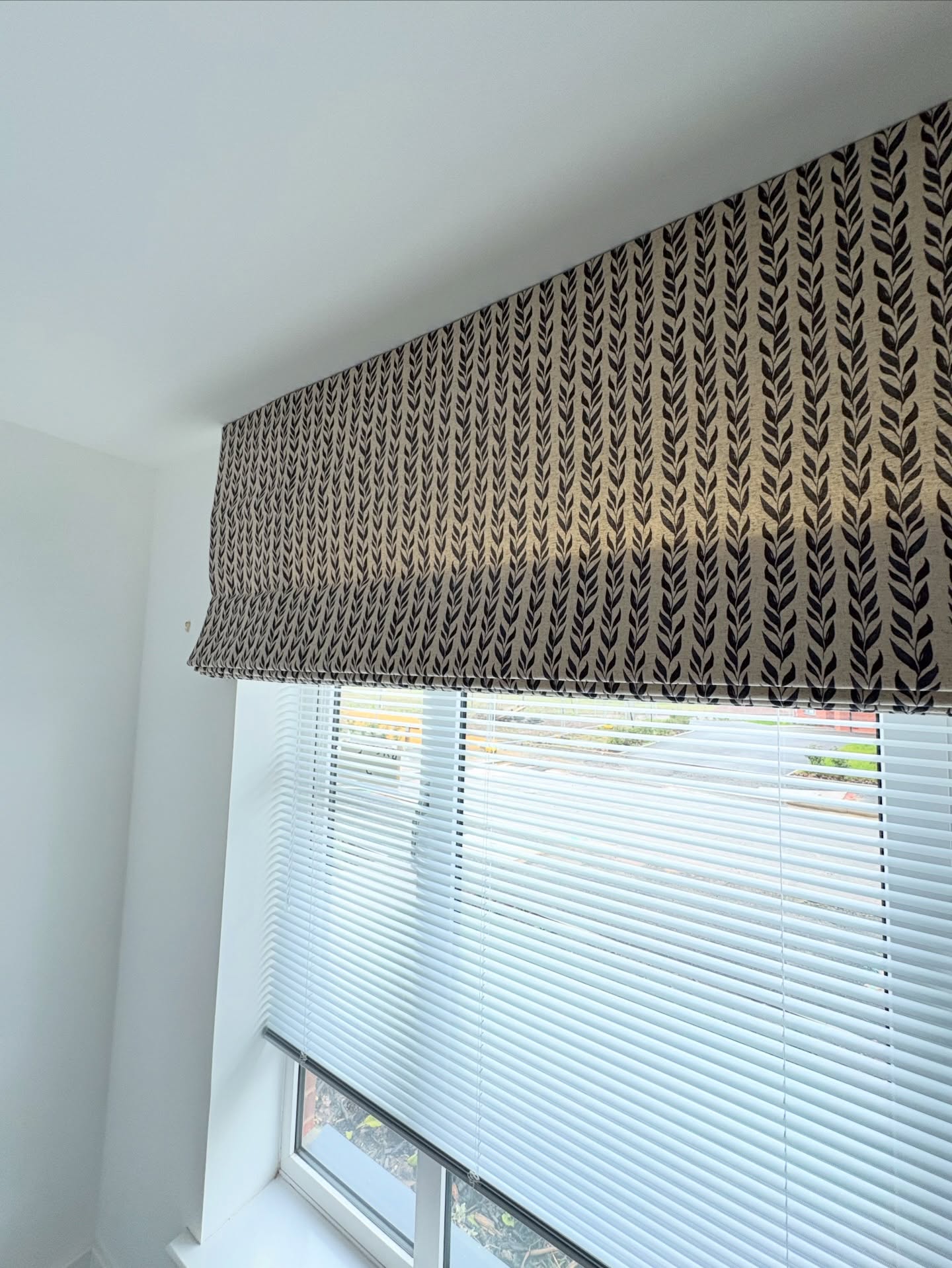 Have had a run of quite large blinds recently!.. this one is just about 2m square!.. my client chose a lovely print for her sitting room in a smart navy to blend with her velvet sofa and vintage rugs. Fabric from @chathamglyn. #malvern #newbuildmalvern #romanblinds #worcestershirehomes