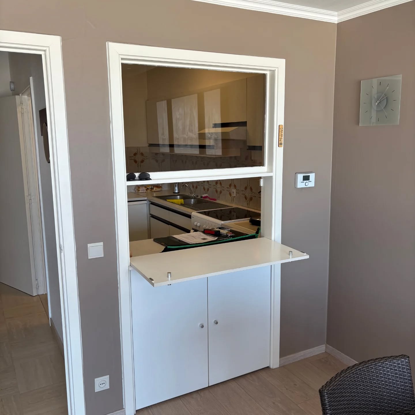 Van oud naar nieuw en wat een verschil. Er werd een opening gemaakt tussen de keuken en living en het deurgat in de keuken werd dicht gemaakt. Doordat de klant koos voor lichtrijke kleuren is er een ruimtelijk gevoel.
#keukensopmaat #keukendesign #keuken #keukens #keukenideeën