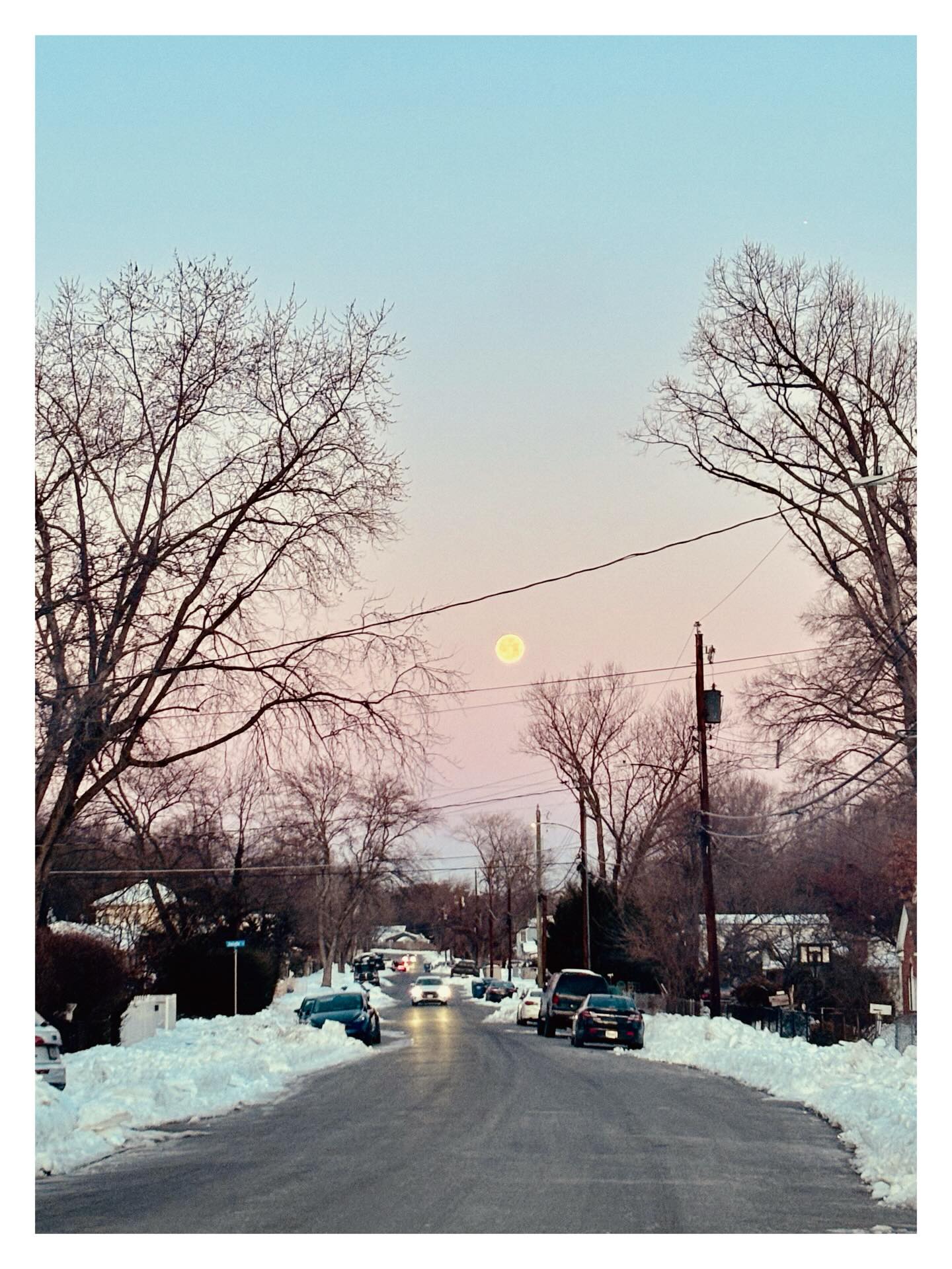 I know this doesn’t donut justice but the moon was huge this morning. Woke up to clears, skies, lots of snow and deer. Reminds me of home. #MKEhome #livethelifeyoulove❤️