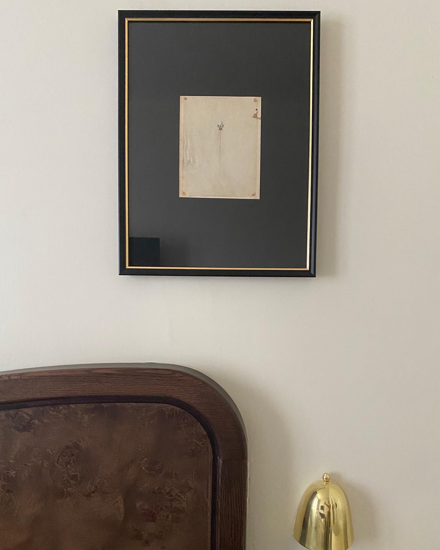 #hotelrochechouart #galeriefrançaise
#boisfoncé #laiton #festen
Bravo aux architectes, c’est superbe!
Bravo à la galerie française pour la sélection au poil
@galeriefrancaise
Détails sur la tête de lit.