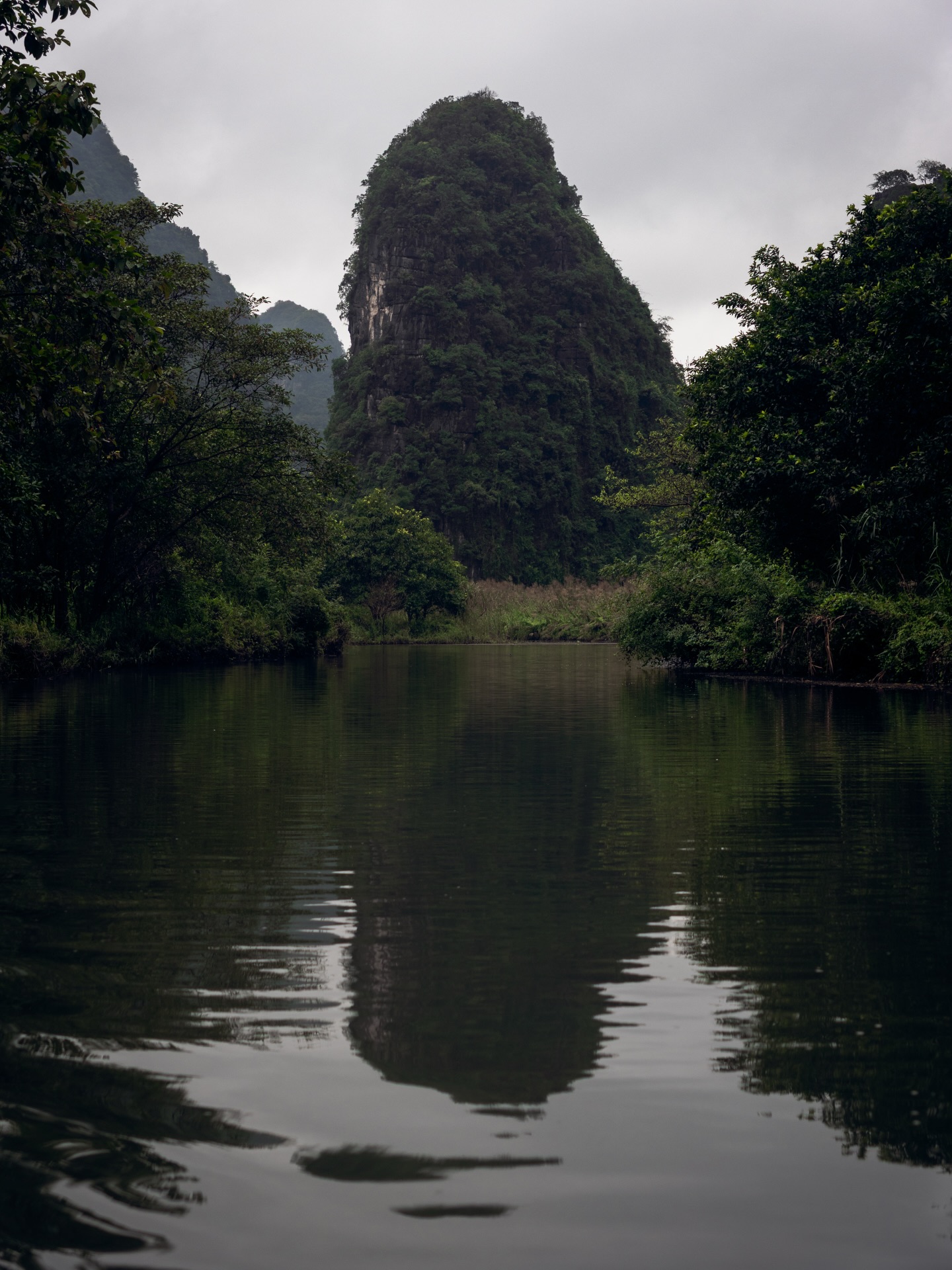 Ninh Binh was probably my favorite place in northern Vietnam 🥹 it’s often called Halong on land and by scrolling the pictures you can probably see why.
Of course it rained the whole time (what’s new) but that didn’t stop us from going up the “Mua cave” for incredible views or take a boat around the scenic Trang An lake area, with imposing karsts, temples nestled in the jungle, and surreal caves (one of them even 1km long!)
#ninhbinh #vietnam #travelphotography #rainydays #rainylandscapes