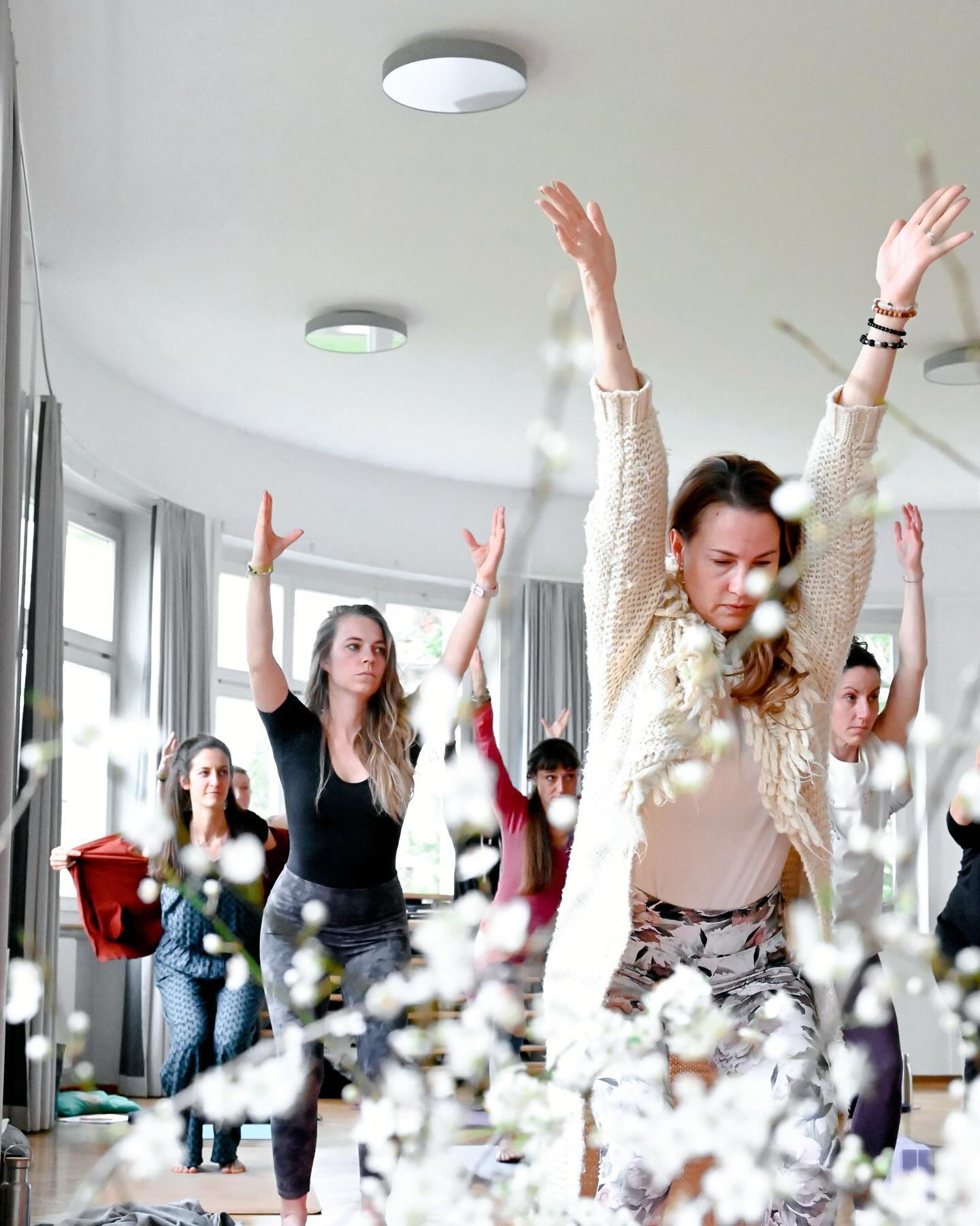 II L A S T C A L L II
.
Wow! Wir sind überwältigt, dass bereits so viele ihren Weekendpass fürs nächste Jahr gekauft haben.
.
Die OM Days finden vom 28. Februar bis 2. März 2025 statt.
.
Natürlich haben wir das Programm noch nicht bereit, aber du kannst dir sicher sein, dass wir alles dafür geben werden, dich zu begeistern und zu verwöhnen. Lass dich überraschen!
.
Bis heute um 23:59 hast du noch die letzte Chance, den Weekendpass zum absoluten Bestpreis von CHF 285.- (anstatt CHF 330.-) zu kaufen.
.
.
#yoga #meditation #yogalife #yogaschweiz #yogastudio #love #yogi #yogini #yogapractice #namaste #yogateacher #yogalove #yogaeveryday #yogaeverywhere #yogalove #yogafestival #festival #community #om #omdays #happy #feel #yogalove #aarau #yogaarau #switzerland #myswitzerland
