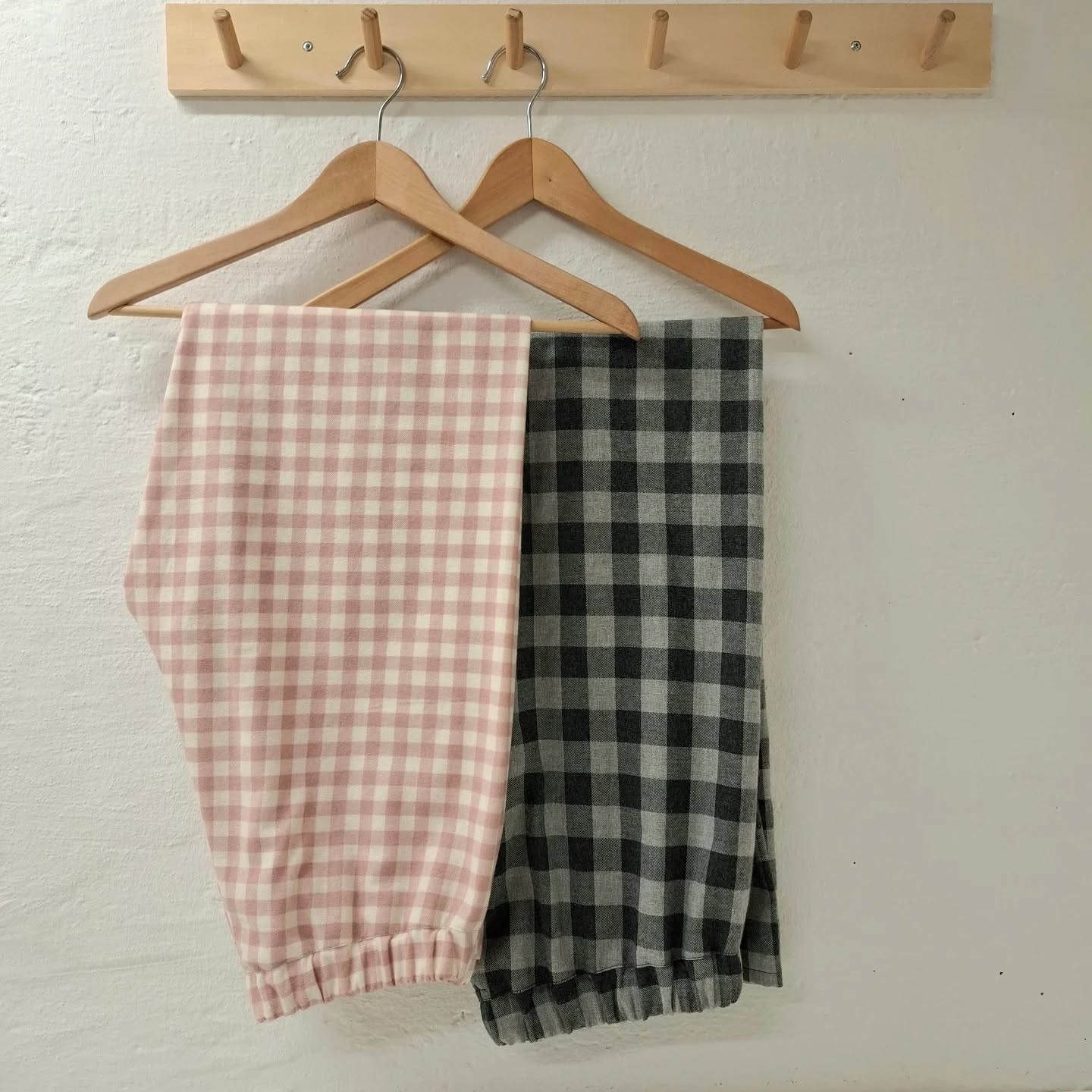 Herr Tim von @studioschnittreif
Habe gerade gesehen, dass sich noch ein paar Weihnachtsgeschenke in der Galerie versteckt haben.
Dabei möchte ich euch diese beiden Pyjamahosen nicht vorenthalten. Genäht aus Baumwollflanell für 2 Teenager.
Die werden wohl gerne getragen.
Das freut mich sehr 🫶🏻
#studioschnittreifherrtim #studioschnittreif #nähenfürteens #pyjamahose #ateliermayara