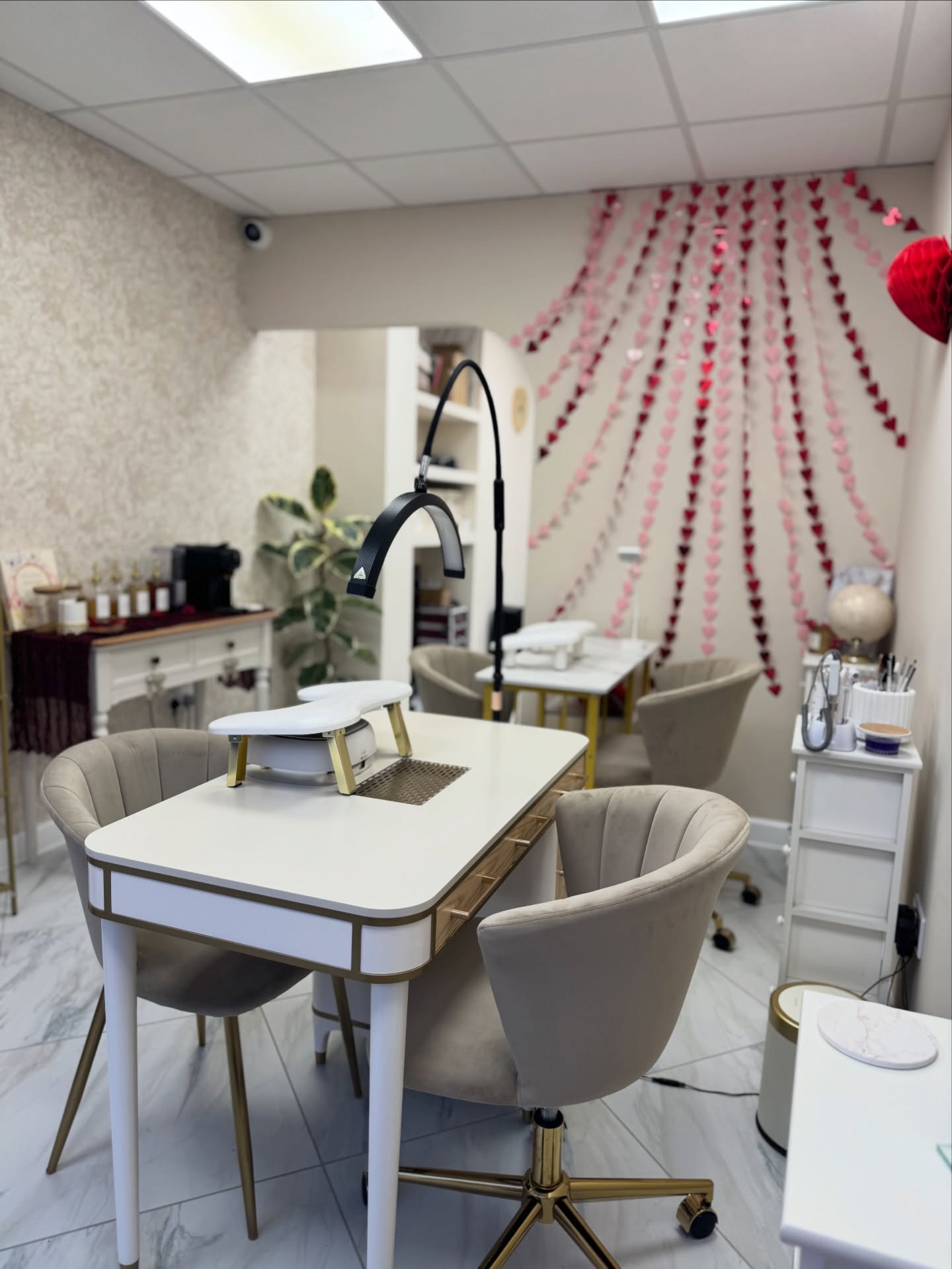 Next week is almost fully booked 🤍
There are just a few nail appointments left for anyone craving a calm moment and beautifully done nails, without the rush.
If it feels like the right time, bookings are available via the link or by popping us a message 💓
• Monday 9th 3:30pm
• Wednesday 11th 10:30am & 1pm
• Friday 13th 10:30am
It’s very important that you choose the right salon for you, and ensure that your tech has your nail health at heart ❤️
🏠Madison Beauty Studio
📍488 Ashley Road, Poole
📲Bookings via DMs/Link in bio
https://www.fresha.com/book-now/madison-beauty-studio-ua729ujr/all-offer?share=true&pld=2701690
#poolenailsalon #nailspoole #nails #poolesalon