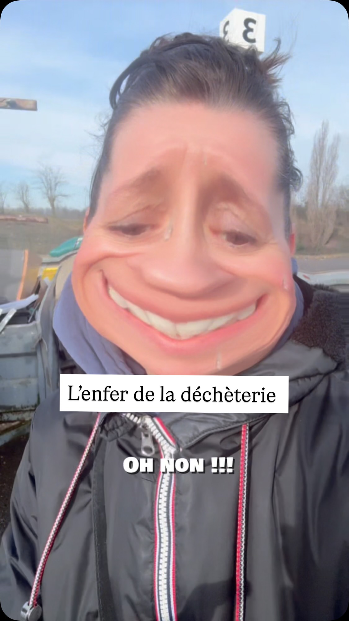 Allez, aujourd’hui petit coup de gueule (zen) version terrain 👇
La déchèterie, parlons-en…
Parce que sur le papier, le recyclage, la revalorisation, le don… c’est canon.
Dans la vraie vie ? C’est parfois une autre histoire 😅
👉 Pas de place dans la benne à meubles
👉 Le papier refusé parce qu’il y a trop de vent 🌬️
👉 Le recyclage “textile” fermé une fois sur deux
👉 Les partenariats avec les assos uniquement certains jours, à certaines heures (et pas quand toi tu peux, évidemment)
👉 Sans oublier la queue… Oui oui, à Lyon, 35 minutes avant d’atteindre les bennes parfois
Et pendant ce temps-là :
Toi, tu viens avec ta remorque (passages comptés, bien sûr)
🚛 D’autres louent carrément un camion… pour s’entendre dire “non pas de place aux meubles »à l’arrivée
👉 Bienvenue en enfer 😵💫
Et pourtant…
✨ Je reste zen
✨ Je continue d’y croire
✨ Je ne lâche rien
Parce que la revalorisation a du sens, parce que jeter par facilité n’est pas une option pour moi, même quand le système ne nous aide clairement pas.
Alors oui, parfois c’est décourageant.
Oui, parfois on a envie de hurler sur les petits homme en orange un peu bornés.
Mais je continue. Pour mes clientes. Pour les objets. Pour la planète. 💪🌍
👉 Et toi, dis-moi :
Team zen respiration ou team cri intérieur silencieux à la déchèterie ?
Et si tu te demandes pourquoi je fais un post sur la déchèterie, c est parce que c’est un peu ma deuxième maison 😂, je suis home organiser ❤️
Sandra
#vraievie #homeorganiser #recyclage #revalorisation #chargeMentale #déchèterie #onfaitcommepuonpeut #jeneLâcheRien 💥