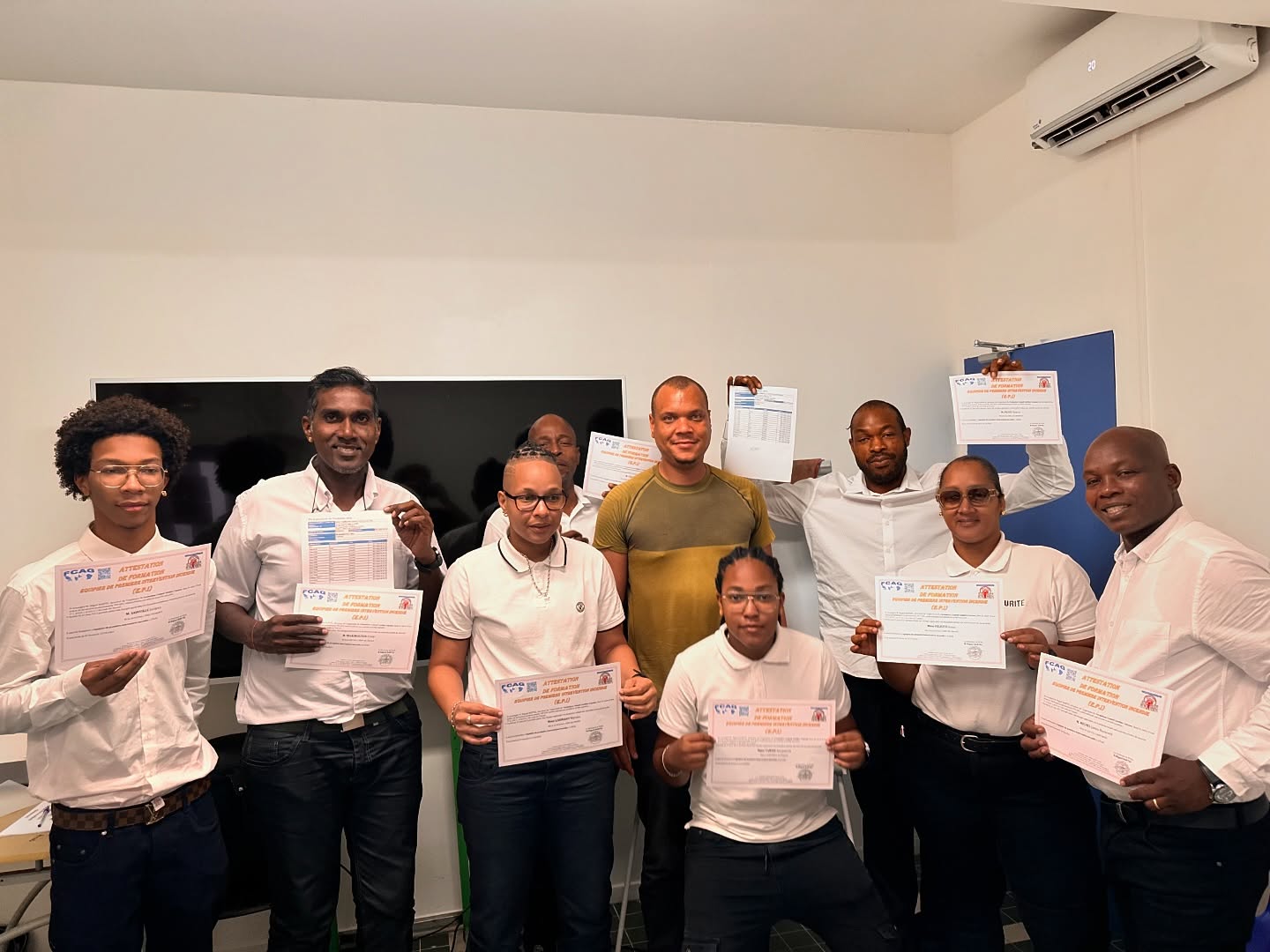 🎉 Félicitations à nos nouveaux diplômés TFP APS ! 🎉
Notre dernière session de formation d’Agent de Prévention et de Sécurité a été un succès : tous nos stagiaires ont brillamment obtenu leur certification ! 💼🔒
Prêts à entrer dans le monde de la sécurité avec les compétences nécessaires pour assurer la protection et la sûreté de tous ! 🚨💪
👉 Vous aussi, rejoignez FCAG pour faire carrière dans ce secteur dynamique ! Avec nous, bénéficiez d’un encadrement de qualité et d’une formation certifiée pour atteindre vos objectifs.
#FormationSécurité 🔹 #AgentsDeSécurité 🔹 #TFPAPS 🔹 #RéussiteProfessionnelle 🔹 #CarrièreDansLaSécurité 🔹 #DevenirAgentSécurité 🔹 #FormationQualifiante 🔹 #OpportunitésSécurité