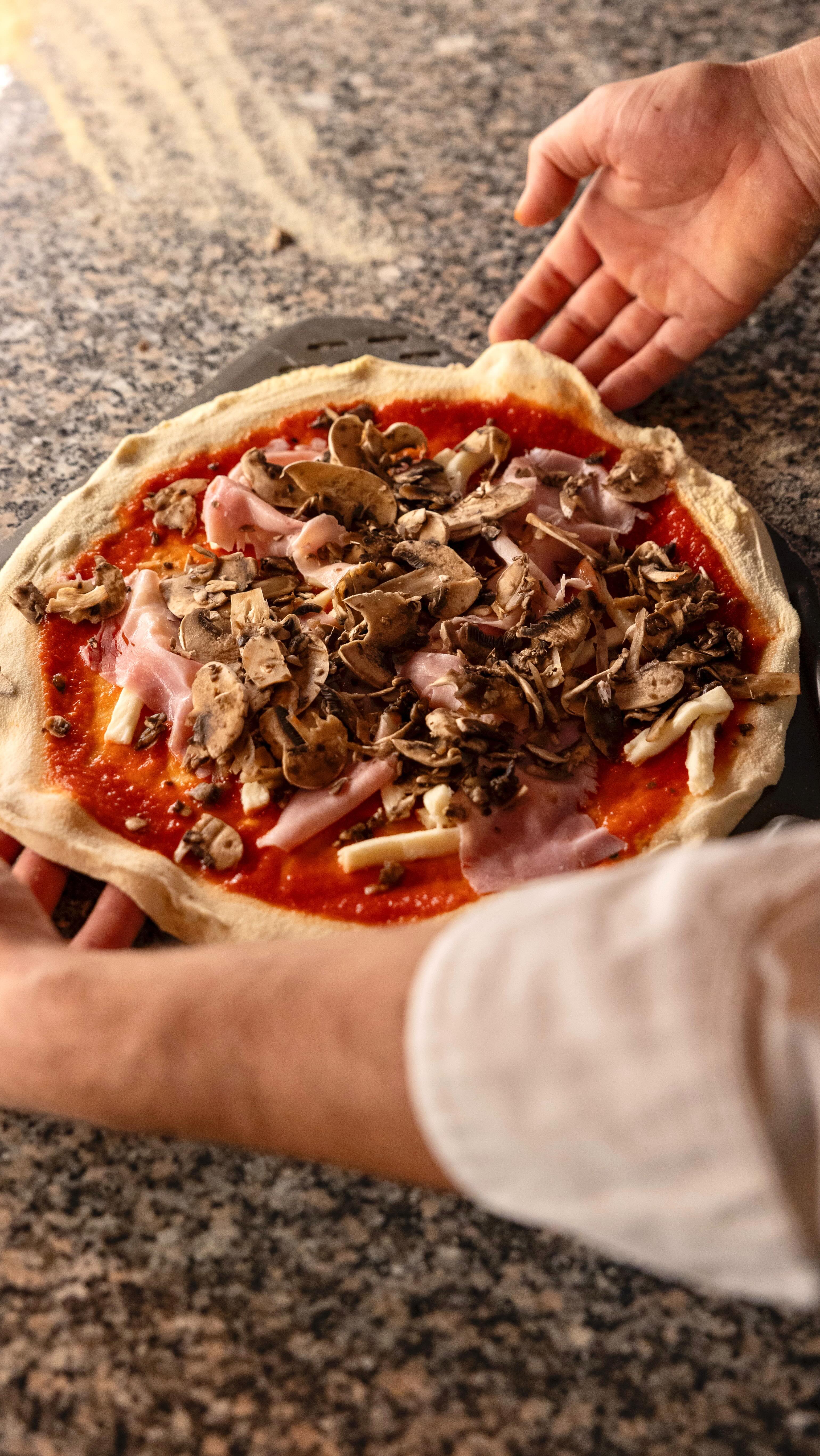 Sve pizze radimo s posebnom ljubavi, a ovog vikenda ljubav će biti posebno u zraku. Valentino je blizu, ne zaboravite na svoju voljenu osobu i rezervirajte svoj stol na vrijeme, jer je ostalo samo par slobodnih stolova. ❤️
📍Jaruščica 9, Zagreb
☎️ Za rezervacije ili dostavu nazovite na: +385 91 6210 447
#pizzare #valentinovo #zagreb #pizza