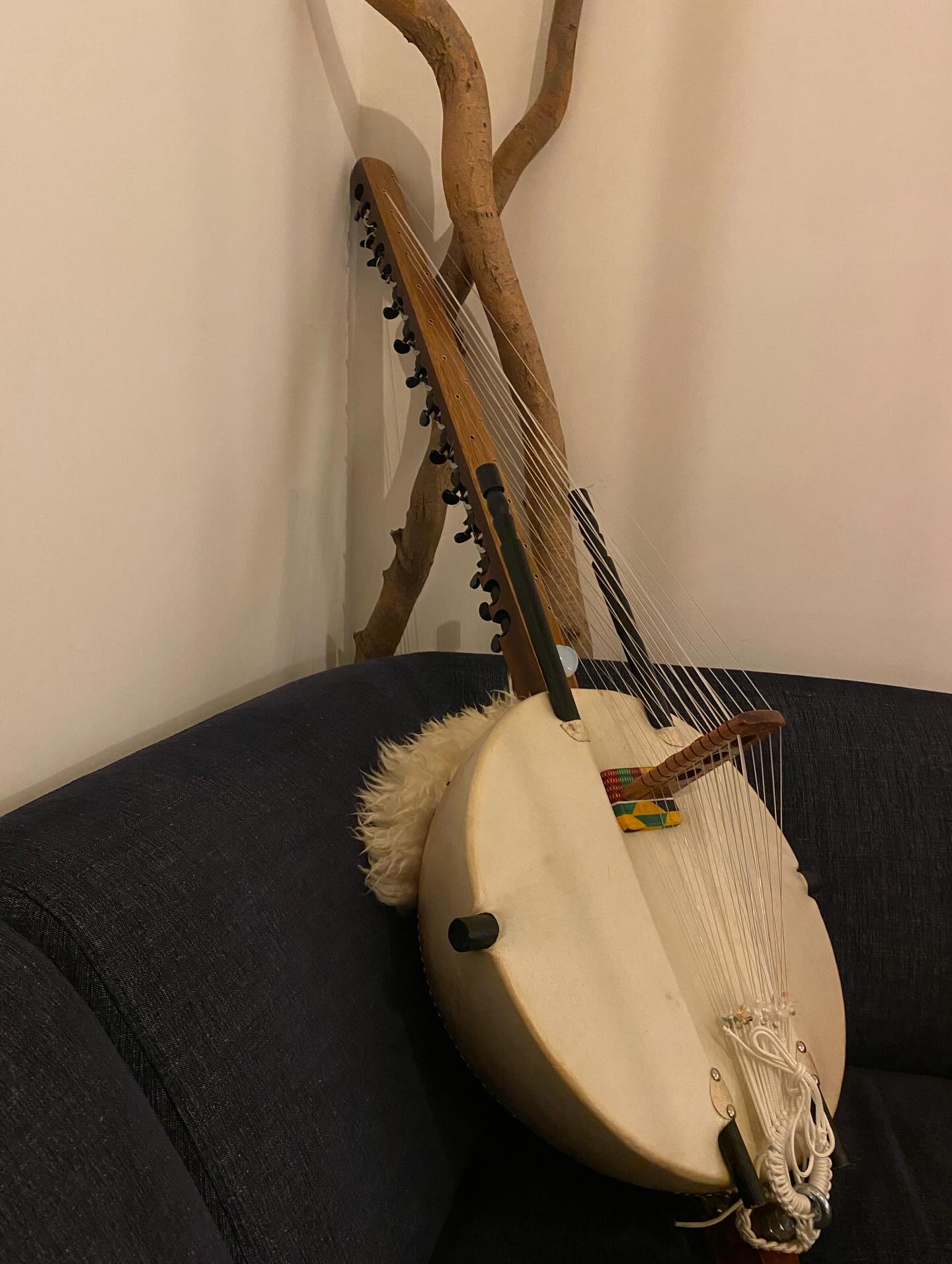 The kora is more than an instrument to me.
She carries a memory.
Originally, the kora was invented by a woman in West Africa.
Later, it was mostly men who carried her sound into the world.
That fact touches me deeply: the feminine that gives birth, the masculine that carries and transmits.
In the shape of the kora, these two come together — visibly, tangibly, audibly.
In Africa, the kora is traditionally played by griots and jeli’s.
They are not entertainers in the modern sense, but keepers of wisdom.
Troubadours, storytellers, musicians, and also mirrors and coaches for the leaders of the people.
Through their music and stories, they reminded leaders of the loving source within themselves —
the place from which the most aligned and humane decisions can be made.
That is what inspires me.
Not music as decoration, but music as remembrance.
Not playing to impress, but to touch something essential.
To bring people — leaders, groups, individuals — back to their heart, their humanity, their inner truth.
I do not play traditional African songs on the kora.
I honor her origins, while following my own current.
My music moves in a world of fusion:
Celtic influences, Eastern colors, intuitive soundscapes.
The kora becomes a bedding — a supportive ground — in which the voice is free to improvise.
She supports, breathes along, opens space.
The voice does not need to fight or lead, but may float, descend, break open, and return home.
Together they create a field in which time slows down and something ancient and new becomes tangible at once.
The kora reminds me why I make music.
Not to prove anything, but to serve.
To remember — through sound — love, connection, and the quiet knowing within us all.
That is why she inspires me.
Because she connects me to a lineage of remembrance —
while fully inviting me to follow my own voice.