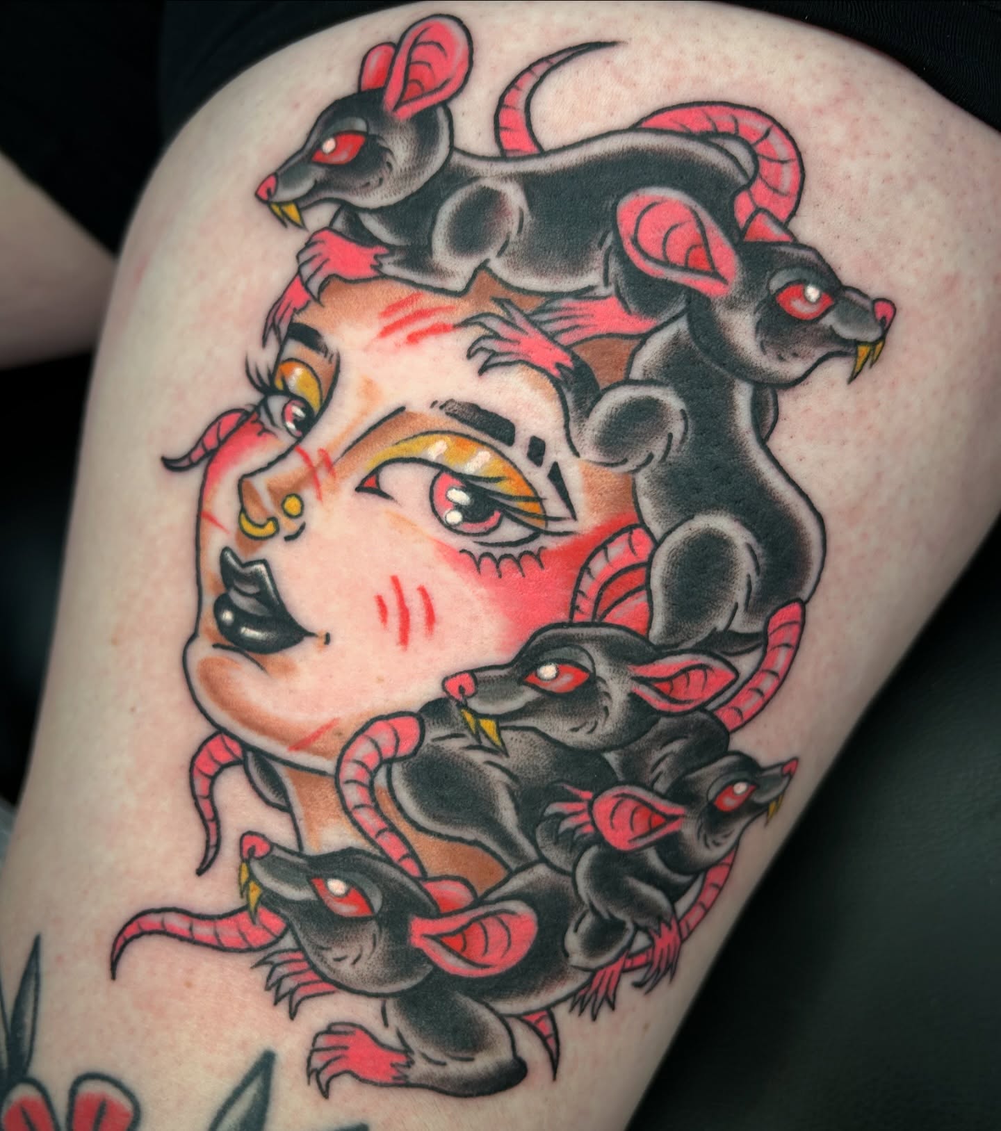 🐀 Rat Queenie for the one and only @em.ily_hronec 💘💘💘
.
.
.
#rattattoo #ladyheadtattoo #traditionaltattoo #pghtattooer #pittsburghtattooartist