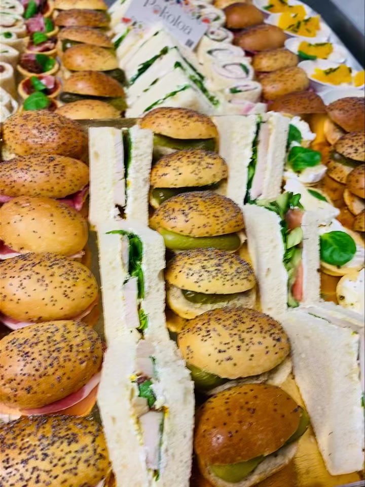 ✨ Merci à l’entreprise Volkswagen de Villers-Cotterêts pour leur fidélité !
📍 Livraison directement en entreprise pour les professionnels.
Vous organisez une réunion, un team building ou un événement d’équipe ?
Offrez à vos collaborateurs un beau buffet gourmand et convivial 🧑🍳
📅 Réservez vite votre créneau !
#LivraisonEntreprise #BuffetPro #TeamBuilding #VillersCotterets #Traiteur #EvenementProfessionnel