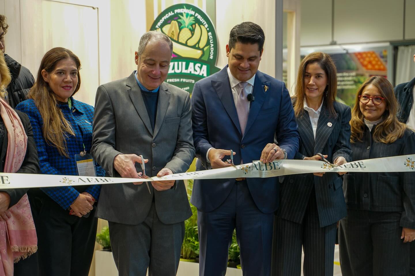 Hoy celebramos la inauguración oficial del stand de AEBE junto a sus empresas compañeras en @fruitlogistica 2026 🍌🌍
En un acto simbólico, el presidente de AEBE realizó el corte de cinta que marca el inicio de una nueva participación conjunta en una de las ferias más importantes del comercio mundial de frutas frescas.
Este espacio representa el trabajo articulado del sector bananero ecuatoriano, el compromiso con la calidad, la sostenibilidad y la innovación, así como el esfuerzo permanente por fortalecer la presencia del Ecuador en los mercados internacionales.
Desde Berlín, AEBE y sus empresas asociadas reafirman su liderazgo y visión de futuro, impulsando al banano ecuatoriano como referente global.
#banana
#FruitLogistica2026 #AEBE #BananoEcuatoriano #EcuadorPresente EmpresasAsociadas Exportaciones ComercioInternacional SectorBananero CalidadEcuatoriana Sostenibilidad Innovación Berlin