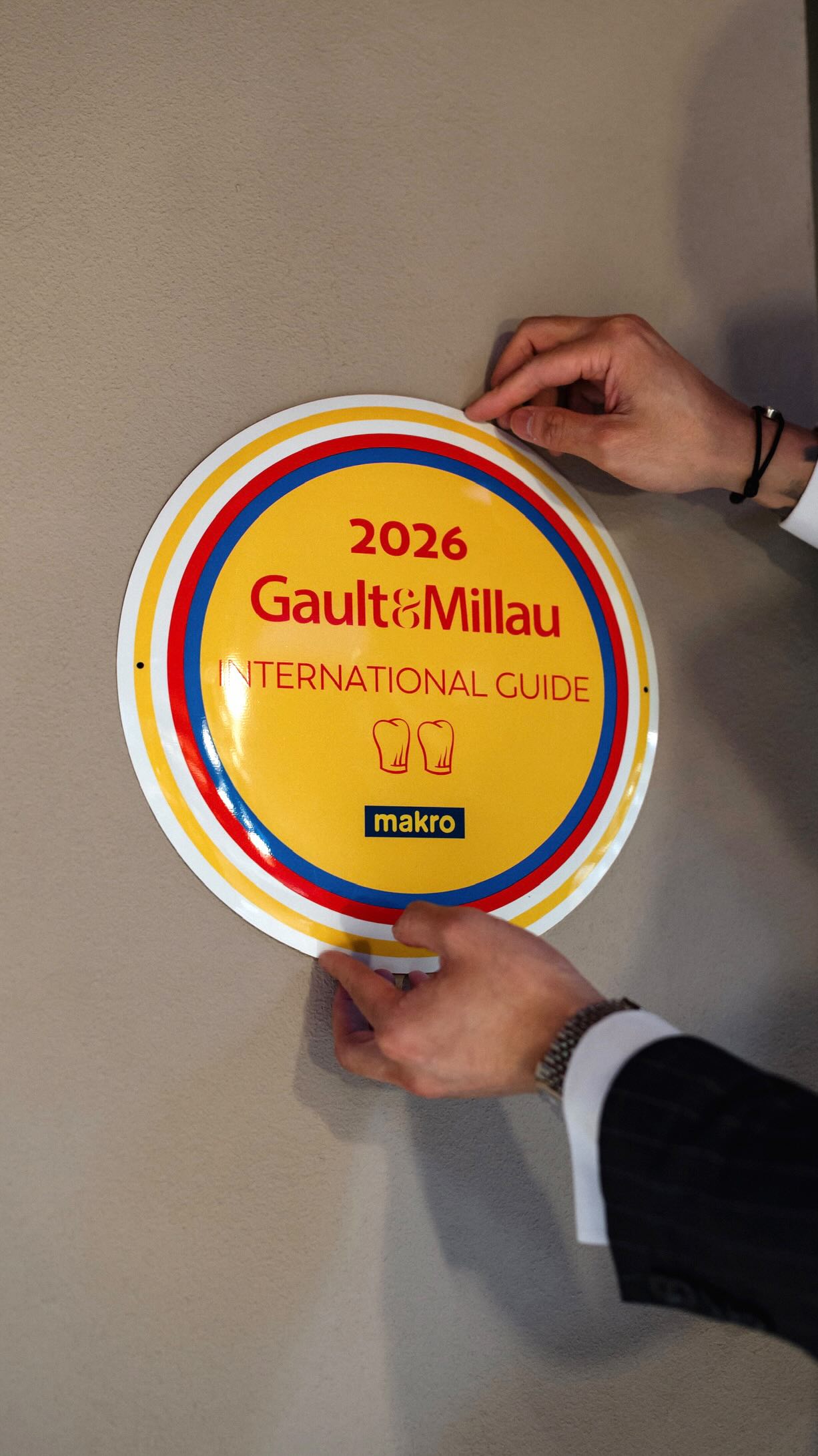 V Soyshi koncem týdne proběhlo slavnostní předání plakety @gaultmillau_czech celému našemu týmu. Tímto se oficiálně potvrdilo zařazení Soyshi mezi oceňované podniky tohoto prestižního mezinárodního gastronomického průvodce. 🏆
Ještě jednou velké díky všem našim hostům za veškerou podporu a přízeň v tak krátkém období. Velmi si toho vážíme.
Své místo u nás si můžete rezervovat přes odkaz v biu. 🔗 Budeme se těšit!