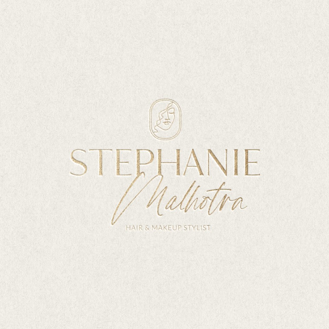 LOGO DESIGN- für meine liebsten Brautstylistin @brautstylist.steffi 🤍!
Die Bildmarke zeigt Stephanies Gesicht / Profil, erinnert aber gleichzeitig an eine zurechtgemachte Braut - welches die Bildmarke so besonders macht ✨
Die Serifenschrift ist professionell, elegant und lässt durch die von Haus aus große Laufweite viel Raum für ihre Kreativität. Durch die femininen Rundungen, wirkt sie weich und spiegelt die Schönheit ihrer weiblichen Kunden perfekt wider. Die geraden Linien unterstützen wiederum die Ästhetik ihrer Arbeit 🤍
Die handgeschriebene Schrift spiegelt ihre lebensfrohe Art und Weise und den Spaß, den sie an ihrer Arbeit hat wider. Durch die geschwungenen Linien der Schrift wird ebenso die Bewegungen, die bei den Make-up-Arbeiten entstehen, abstrakt dargestellt. 👰♀️
Wie findest du das Logo von 1-10? ✨ Schreib es mal in die Kommentare.