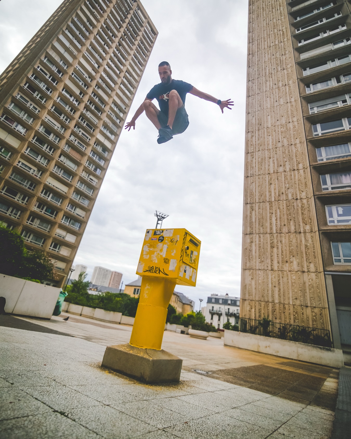 Tu te demandes si le parkour est fait pour toi ? 🏙️
Commencer par un cours découverte ou un stage est le moyen idéal pour tester sans pression.
Tout est encadré par des professionnels, les exercices sont progressifs, et chacun avance à son rythme.
Ce que tu vas développer en quelques mouvements :
• Force et coordination
• Confiance dans ton corps
• Capacité à analyser et franchir un obstacle
• Agilité et fluidité dans tes déplacements
• Compréhension de ton propre potentiel
Le parkour ne se limite pas à sauter ou grimper : c’est apprendre à dépasser ses limites de manière sécurisée, à bouger autrement et à redécouvrir la ville sous un nouvel angle 🔥
Rendez-vous sur www.parkourparis.fr (lien en bio 🔗)
📸 by @kev_mrc
#parkour #parkourparis #parkourtraining
