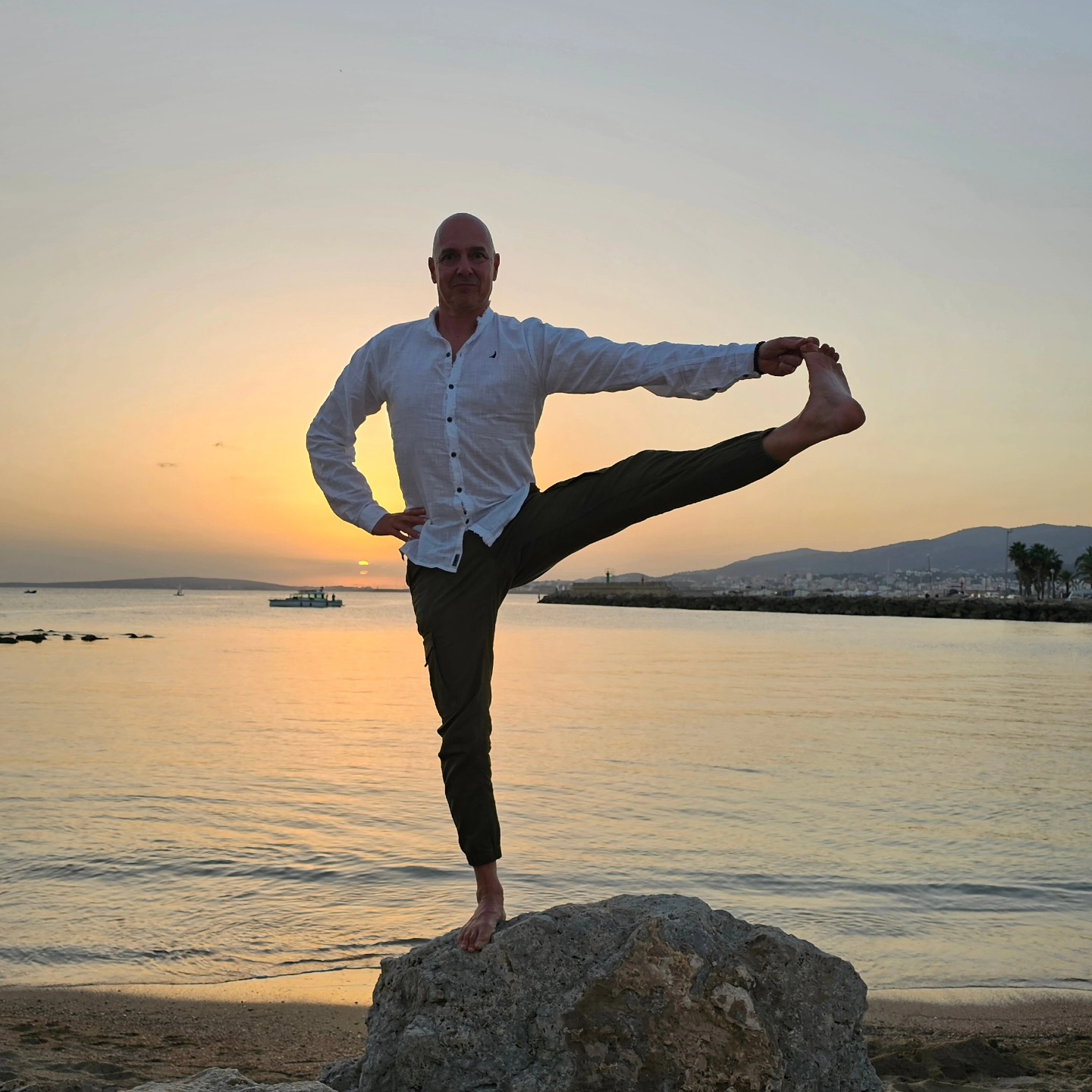 ✨ Sonnentanz ✨
Gerade, aufrecht, mit der Energie der Sonne im Rücken – so sollte es doch sein. Ein Leben voller Leichtigkeit, wo die Schultern nicht von Sorgen schwer werden und der Kopf nicht voller Grenzen ist, die wir uns selbst setzen.
Doch oft sehe ich etwas anderes: Stress, Krankheit, die fehlende Entspannung, die sich wie ein Schatten über uns legt. Die Tage scheinen schwerer, die Gedanken dunkler, und das Strahlen? Fast vergessen.
Dabei darf das Leben leicht sein. Sorgen und Begrenzungen sind nicht unsere Wahrheit – sie dürfen losgelassen werden. Denn wenn wir sie gehen lassen, bleibt Raum für etwas Größeres:
Ein Leben im Hier und Jetzt.
Der Weg:
Achtsamkeit, verbunden mit der Kraft des positiven Denkens.
Es ist mehr als nur ein schöner Gedanke. Es ist ein innerer Sonnentanz. Die Entscheidung, dem Licht den Vortritt zu lassen. Sich selbst zu erlauben, loszulassen und und zu strahlen.
Du bist, was du denkst.
Denke leicht. Denke frei. Und lass die Sonne wieder in dir scheinen. 🌞 auch in dieser du klen Jahreszeit.
#yoga #ashtangayoga #yogaliebe #achtsamkeit #mindfulness #hatha #yogaeverywhere #ashtangalove #fitness #instafit #yogadeutschland
Und spürst du gerade in die die Leichtigkeit