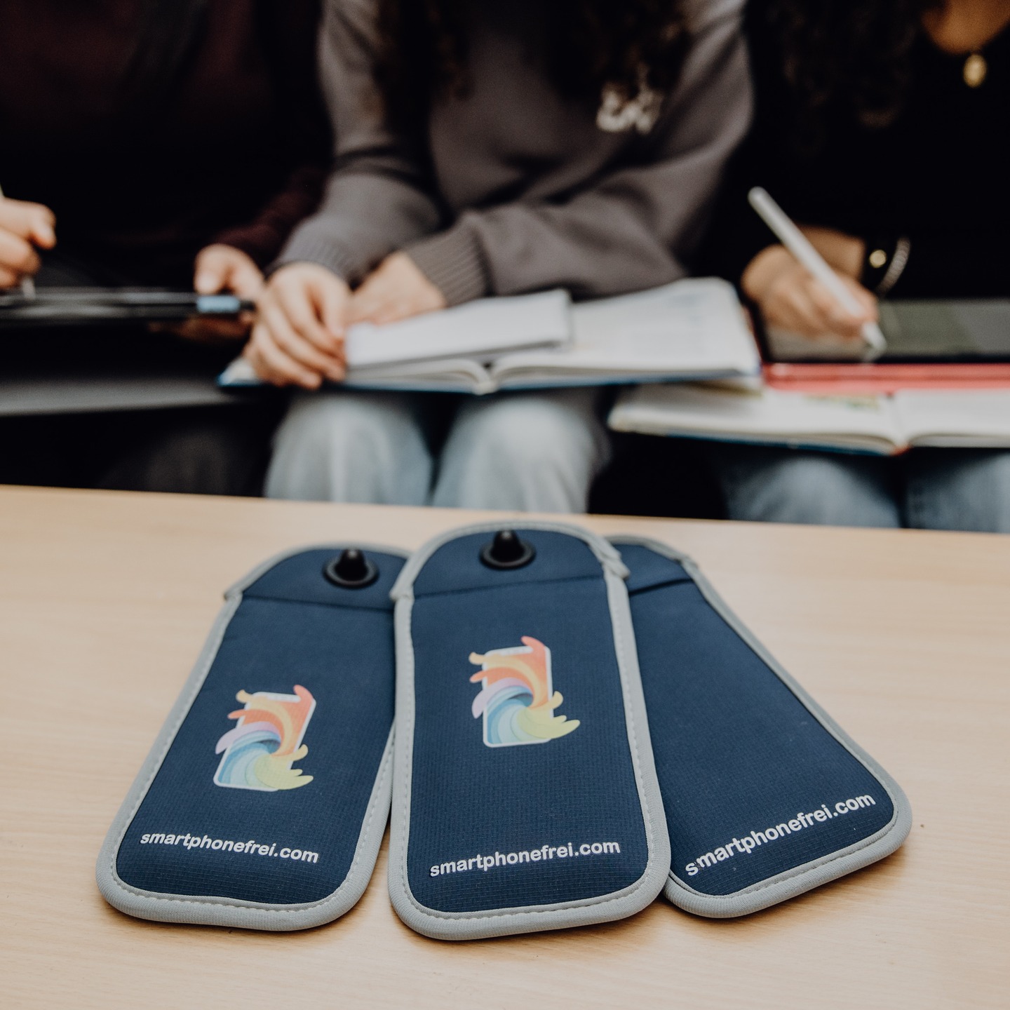 Als Deutschlands 🇩🇪 führender Anbieter von Handytaschen für Schulen sind wir Stolz einen wichtigen Beitrag für mehr Konzentration und weniger Ablenkung im Unterricht zu leisten. Kontaktieren Sie uns herzlich gerne jederzeit für ein unverbindliches Beratungsgespräch unter: info@smartphonefrei.com oder +49 177 670 16 05 - Ihr Team smartphonefrei.com 🌈 aus Bonn