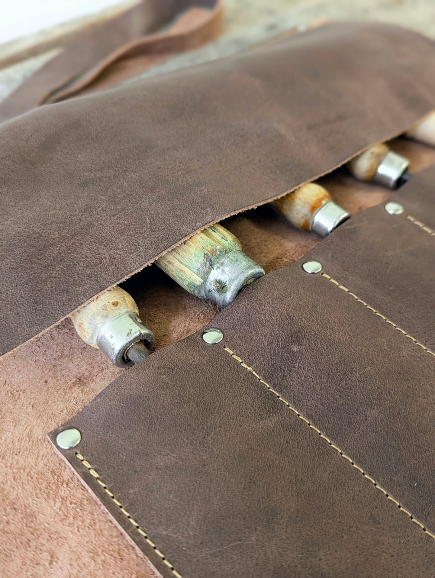 Fabrication sur mesure : un étui à ciseaux à bois
Que pensez-vous de cette création sur mesure ?
C'est une commande spéciale réalisée pour Malo,
qui souhaitait offrir un étui en cuir à son frère, artisan menuisier.
Un objet pensé pour accueillir ses ciseaux à bois,
à la fois pratique, durable et fait pour l’accompagner longtemps.
Une commande sur mesure commence toujours par un temps d’échange :
le dessin, le croquis, le choix des cuirs et des finitions.
Vient ensuite la maquette, une étape essentielle pour valider les aspects techniques, mais aussi pour trouver le juste équilibre dans le design de la pièce.
Une fois la maquette validée, le travail de fabrication peut commencer :
la coupe à la main, l’encollage, le montage, le sertissage des rivets,
puis la préparation de la piqûre.
Lorsque la pièce nécessite une piqûre machine,
je confie cette étape à un atelier de réinsertion,
qui travaille le cuir avec beaucoup de soin et de rigueur.
Pourquoi ce choix ?
Parce que même si j’ai été formée à la piqûre machine,
aujourd’hui je préfère la couture main,
le temps lent, la pince sellier et le geste répété.
Et aussi parce que j’aime l’idée de partager une partie de mon travail,
pour me consacrer davantage à la création et aux ateliers que je vis avec vous.
Marion
#etuiciseauxàbois
#etuicuir
#maroquinerieartisanale